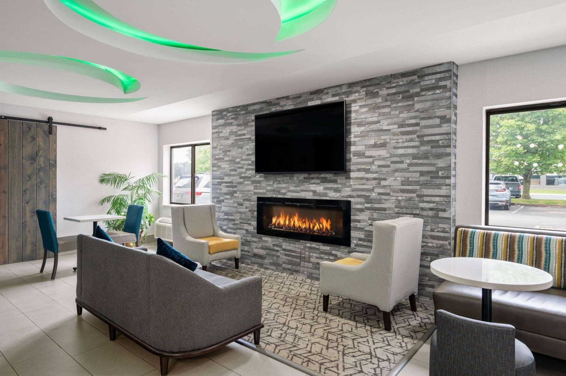La Quinta Inn by Wyndham Indianapolis Airport Executive Dr interior in Indianapolis, IN — gallery photo 2