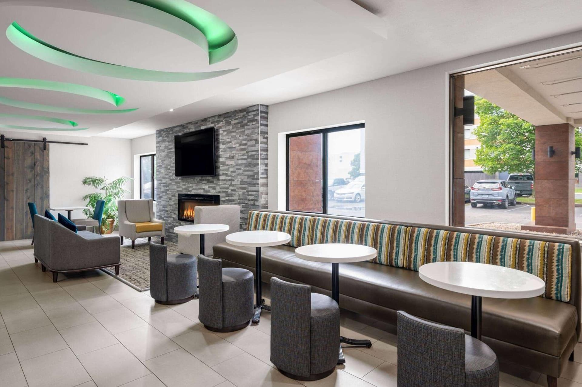 La Quinta Inn by Wyndham Indianapolis Airport Executive Dr property views in Indianapolis, IN — gallery photo 3