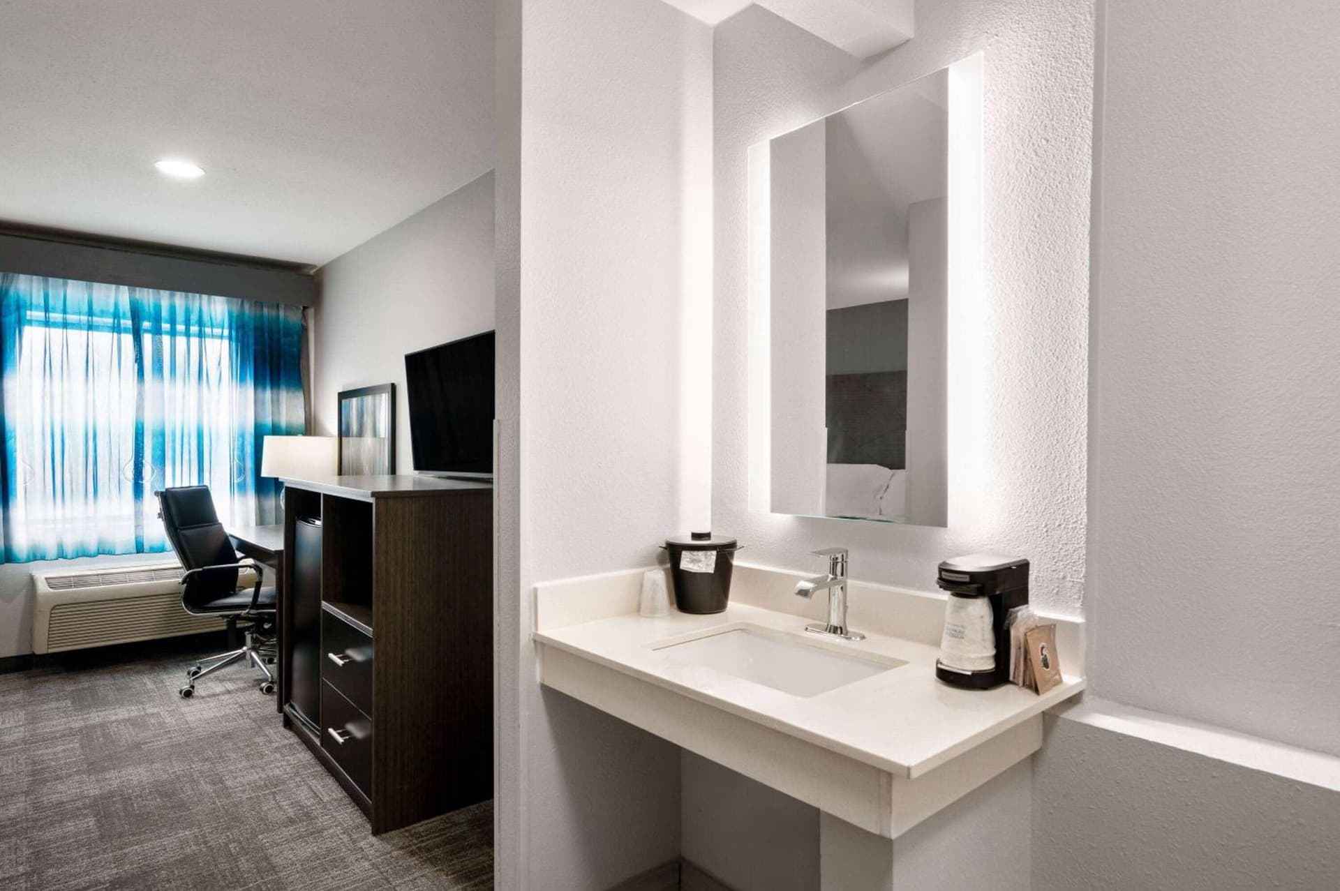 La Quinta Inn by Wyndham Indianapolis Airport Executive Dr gallery photo in Indianapolis, IN — image 44