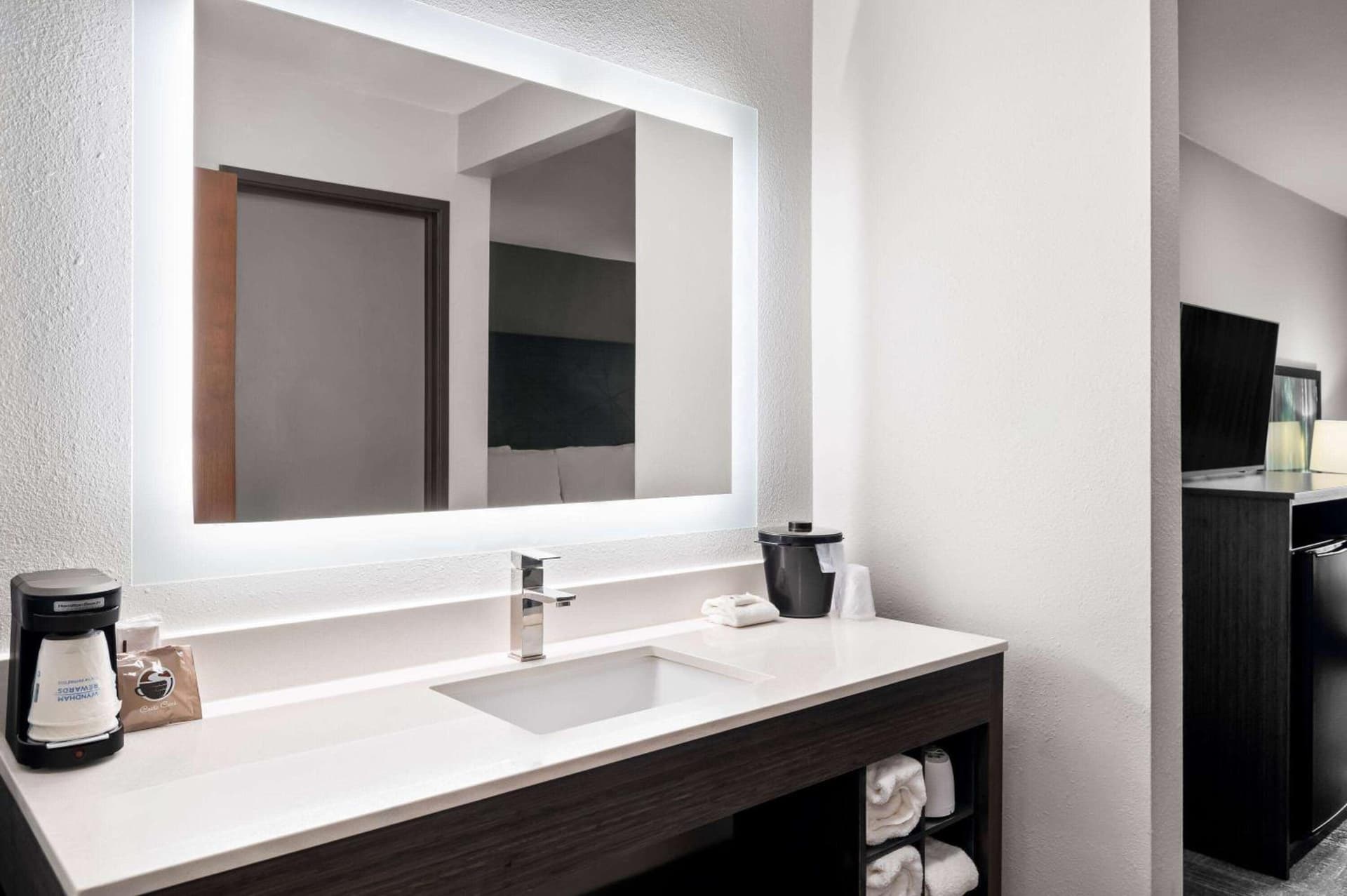 La Quinta Inn by Wyndham Indianapolis Airport Executive Dr interior in Indianapolis, IN — gallery photo 2
