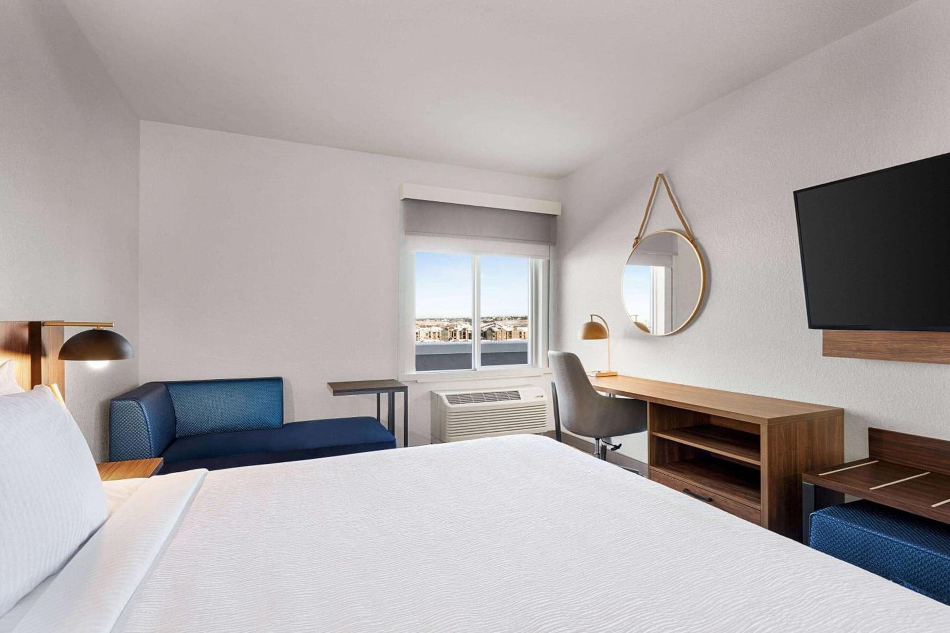 La Quinta Inn & Suites by Wyndham Denver Parker interior in Parker, CO — gallery photo 2