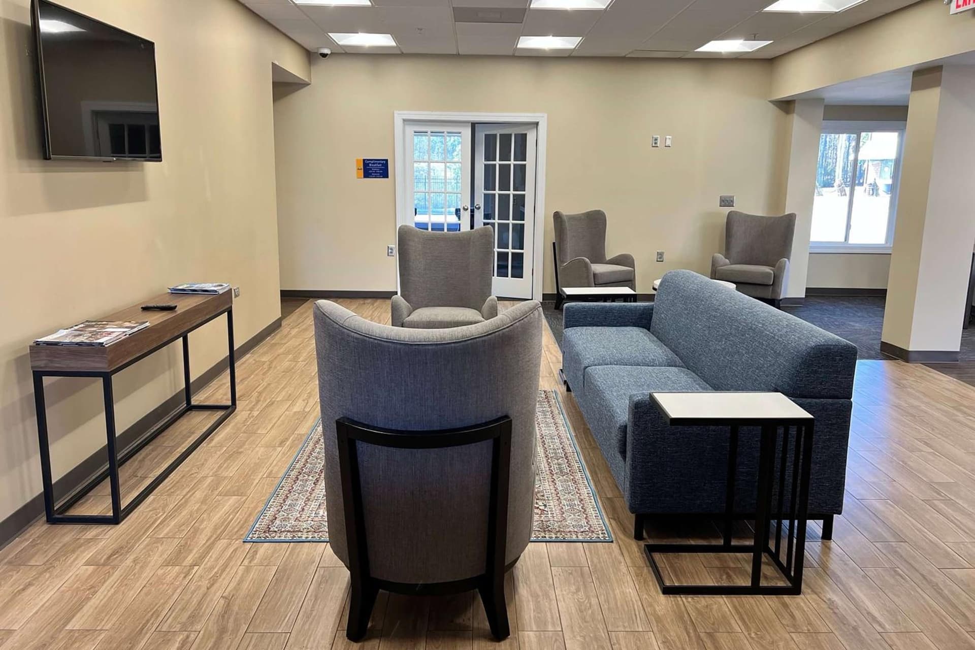 Days Inn by Wyndham Monroe NC interior in Monroe, NC — gallery photo 2