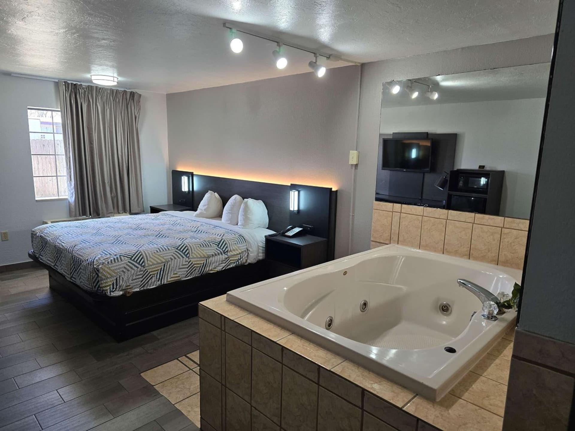 Motel 6 Oklahoma City OK Frontier City gallery photo in Edmond, OK — image 17