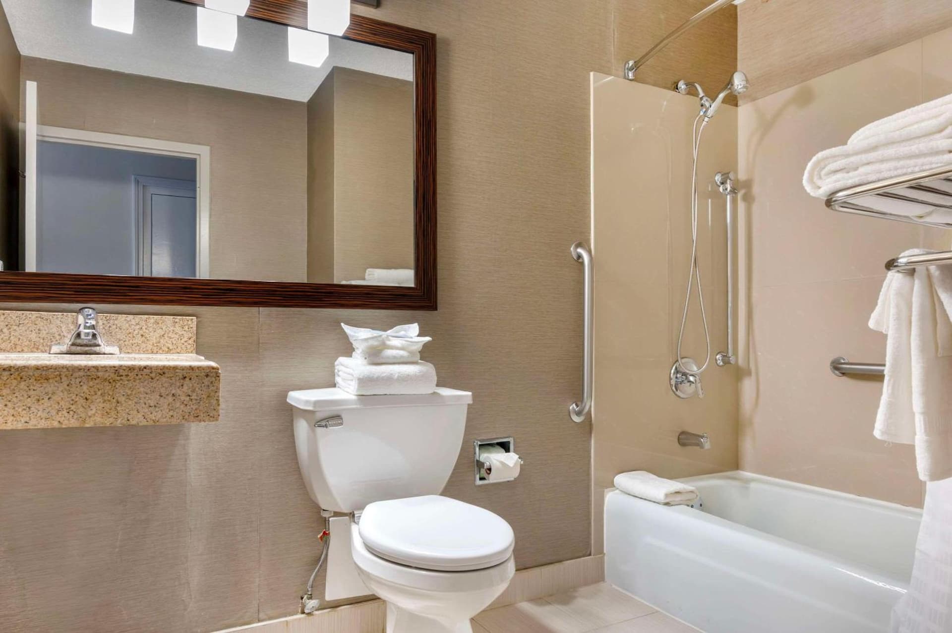 Comfort Inn & Suites Danbury-Bethel gallery photo in Danbury, CT — image 51