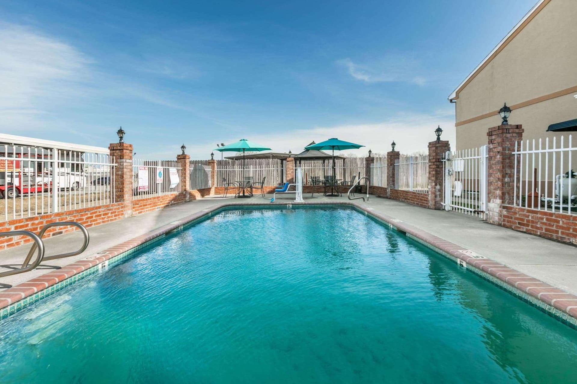Howard Johnson by Wyndham Scott Lafayette interior in Scott, LA — gallery photo 2