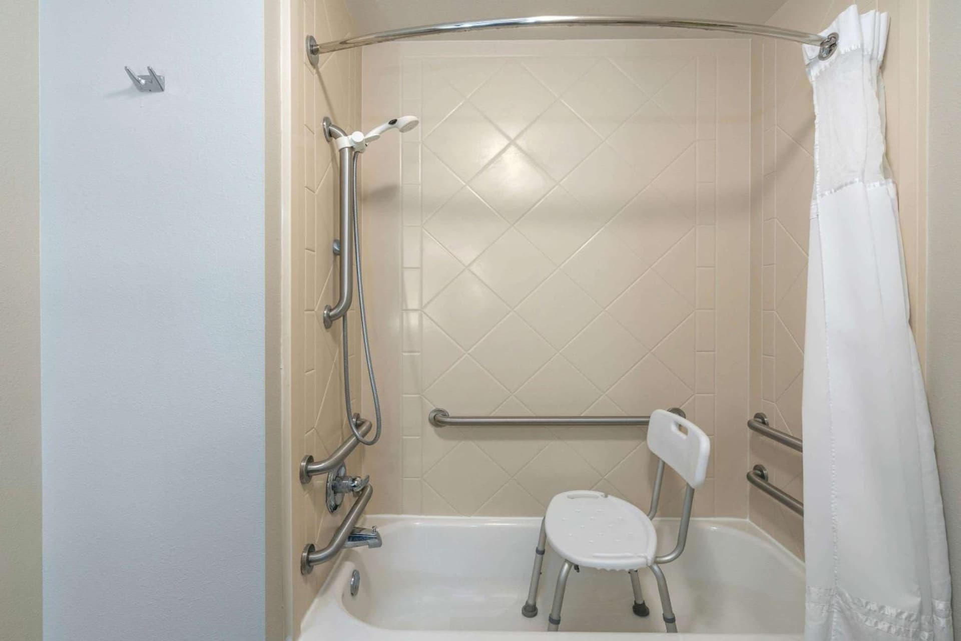 La Quinta by Wyndham Latham Albany Airport gallery photo in Latham, NY — image 27