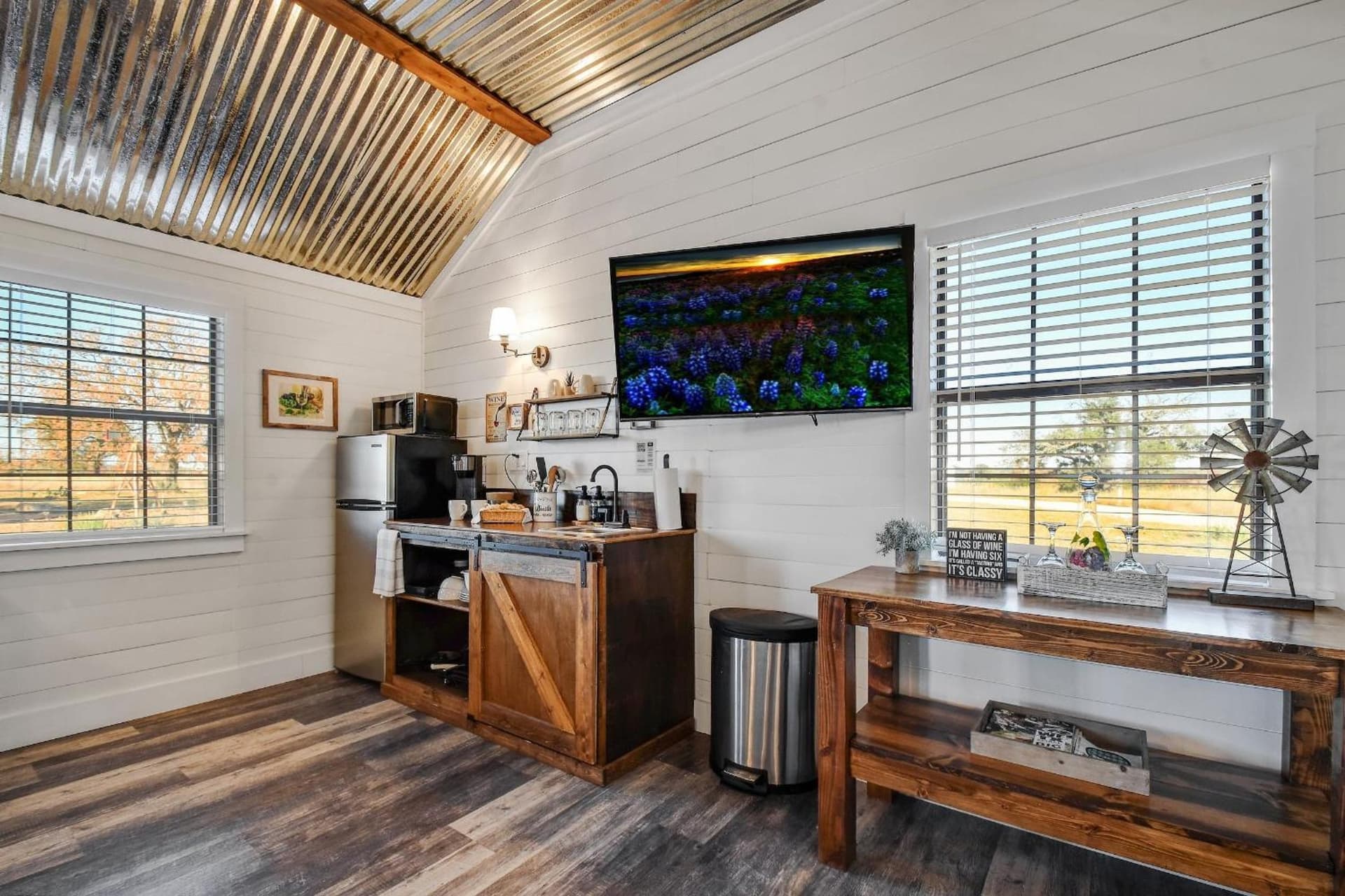 The Meadow-Hill Country Sunset Views! interior in Tivydale, TX — gallery photo 2