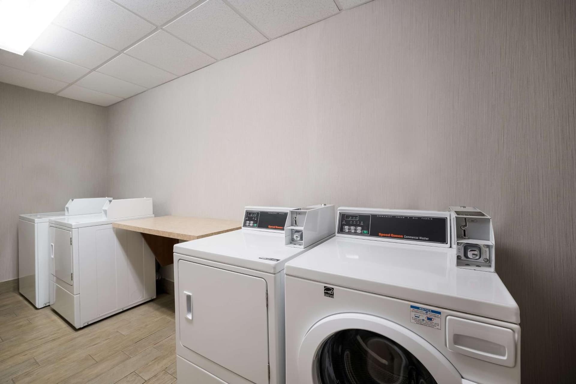 Hampton Inn McHenry gallery photo in McHenry, IL — image 14