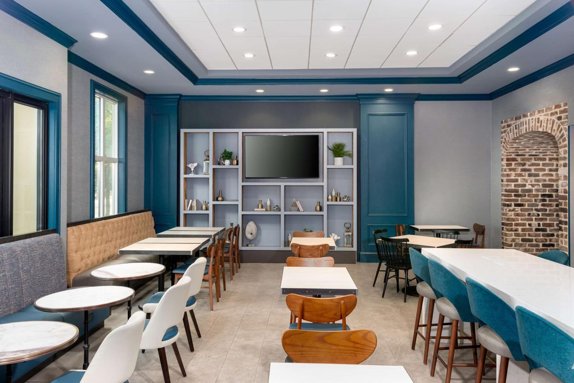 Hampton Inn Savannah Historic District interior in Savannah, GA — gallery photo 2