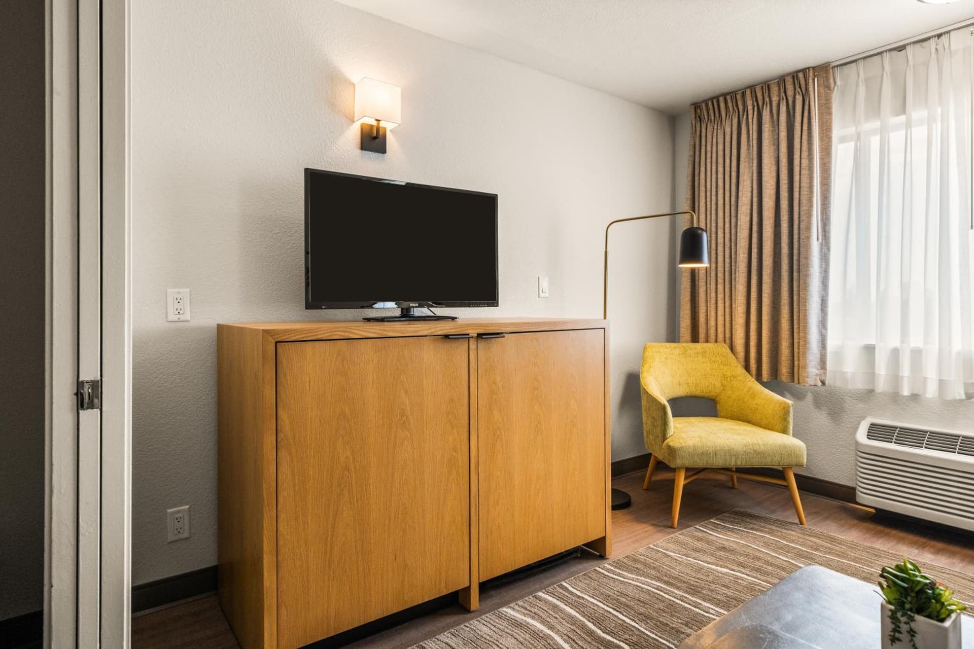 Oxford Suites Redding gallery photo in Redding, CA — image 9