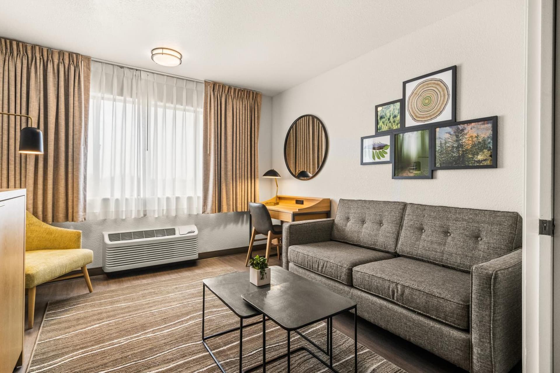 Oxford Suites Redding gallery photo in Redding, CA — image 4