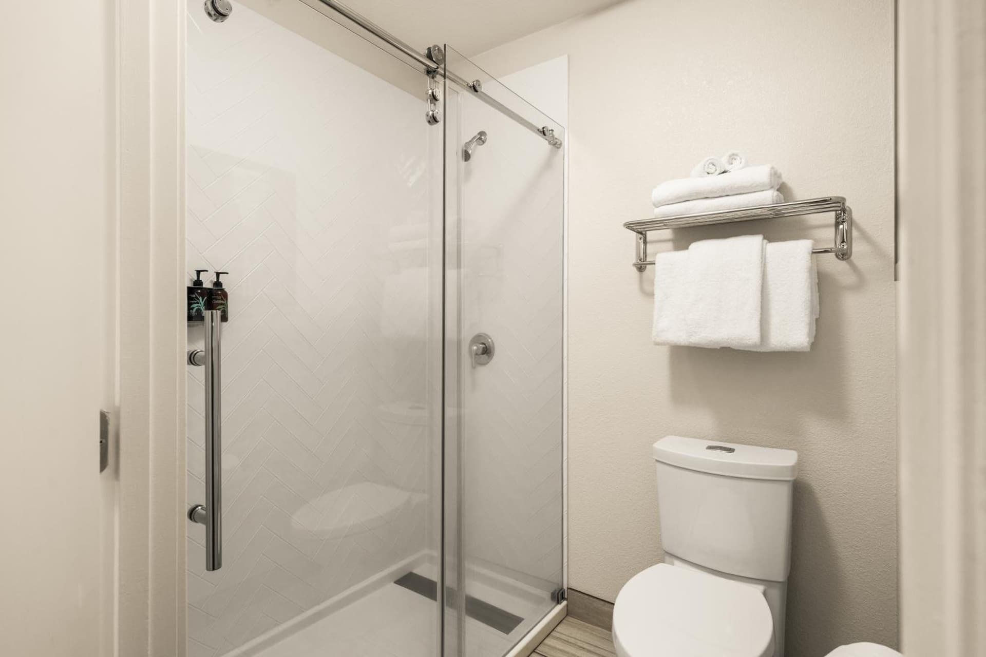 Oxford Suites Redding gallery photo in Redding, CA — image 36