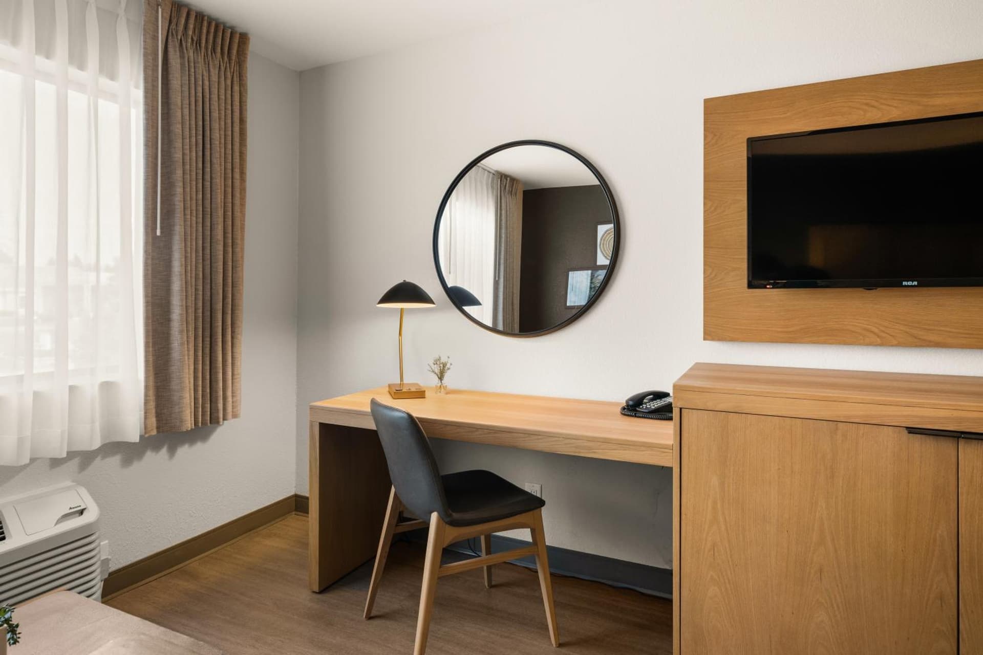 Oxford Suites Redding gallery photo in Redding, CA — image 31