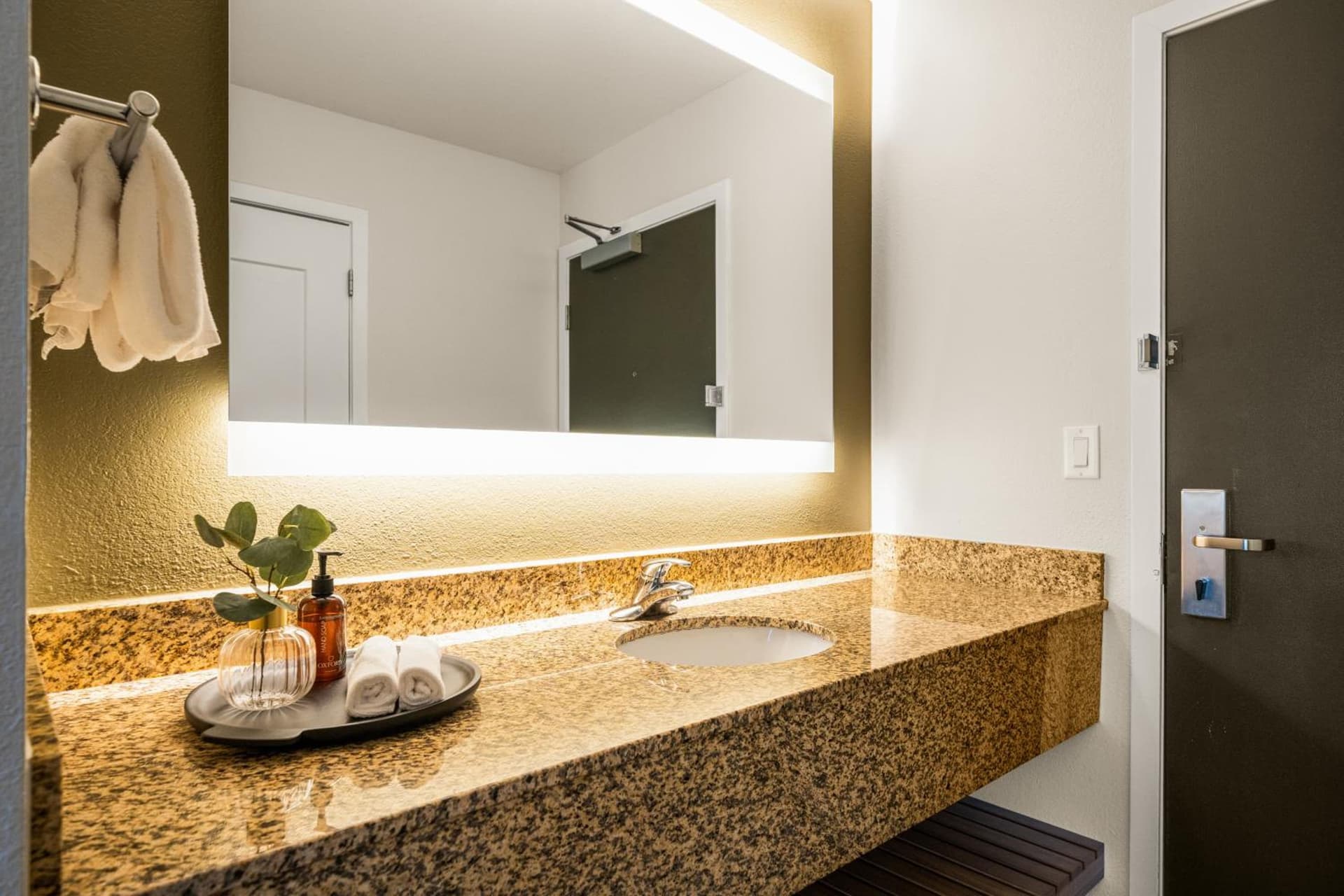 Oxford Suites Redding gallery photo in Redding, CA — image 57
