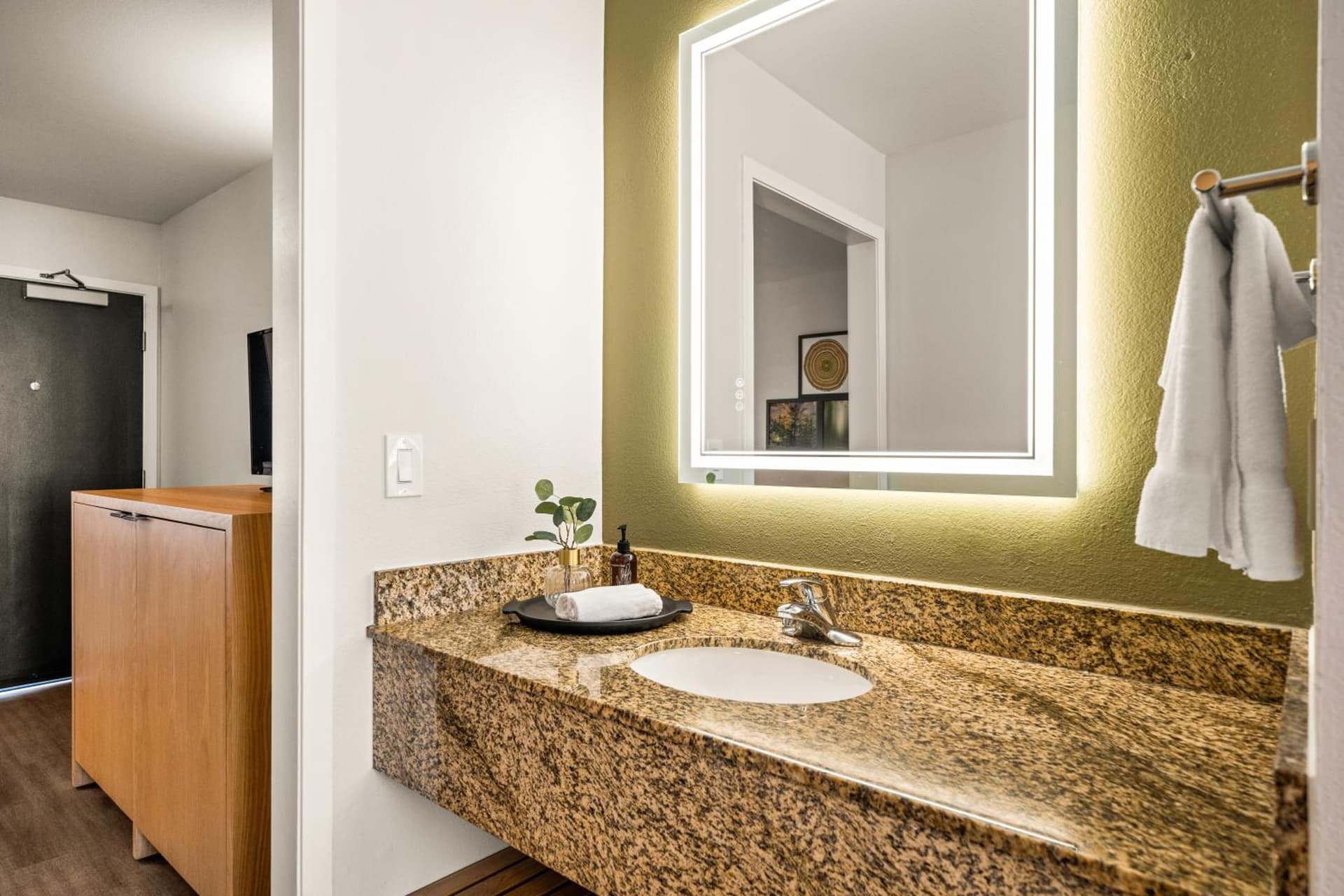 Oxford Suites Redding gallery photo in Redding, CA — image 17