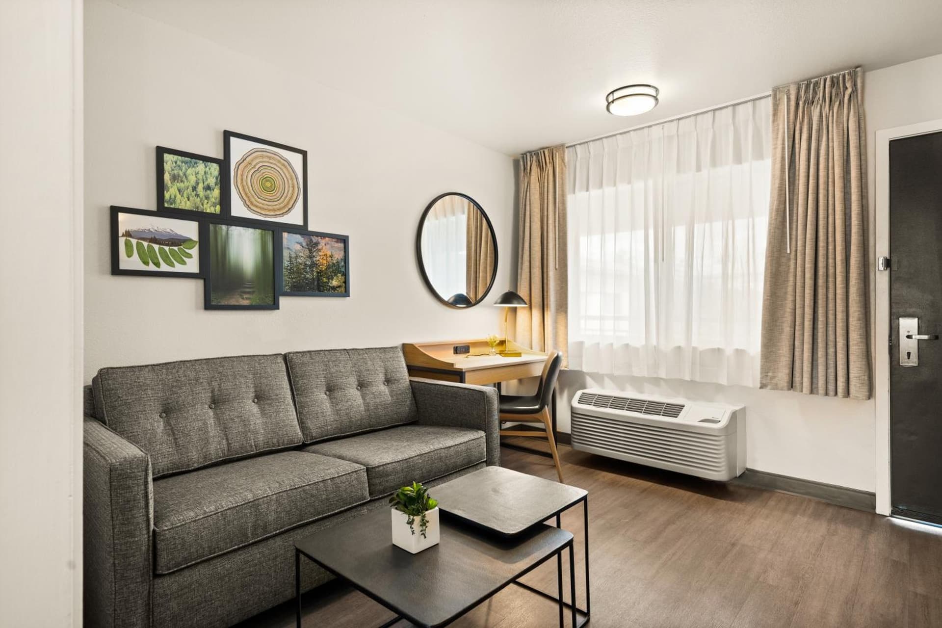 Oxford Suites Redding gallery photo in Redding, CA — image 39