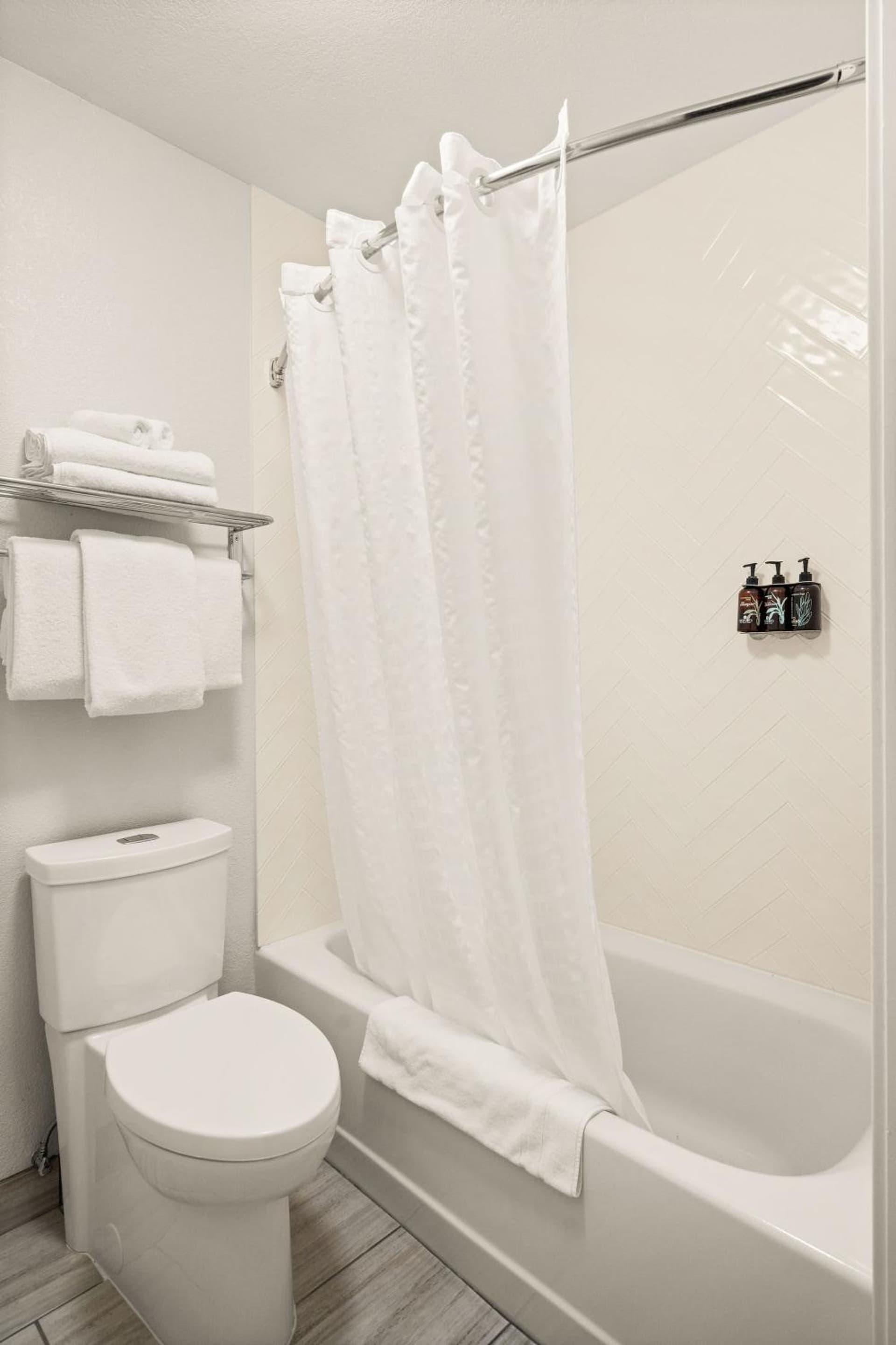 Oxford Suites Redding gallery photo in Redding, CA — image 55