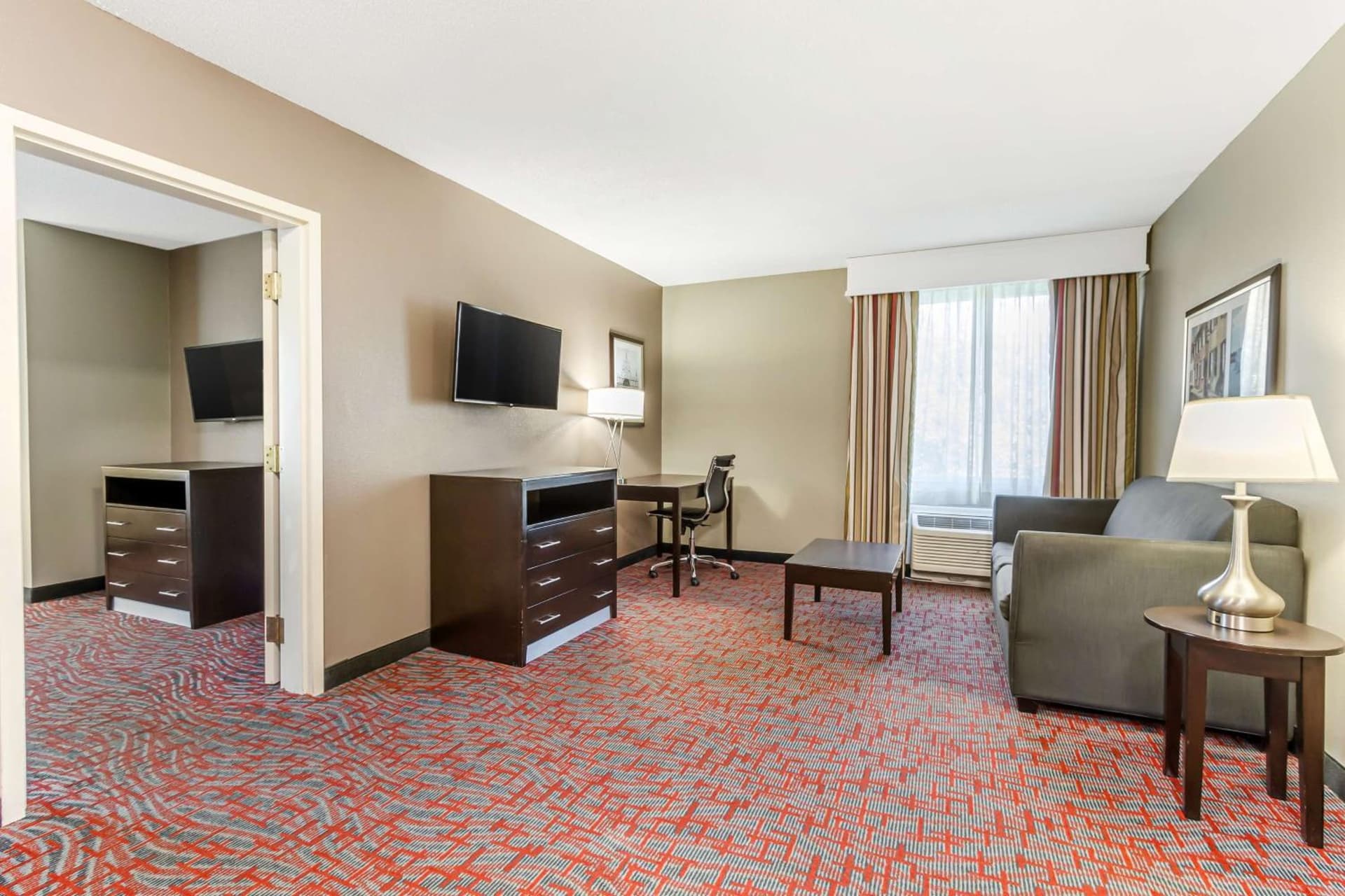 Comfort Inn & Suites North Charleston - Northwoods gallery photo in Charleston, SC — image 7