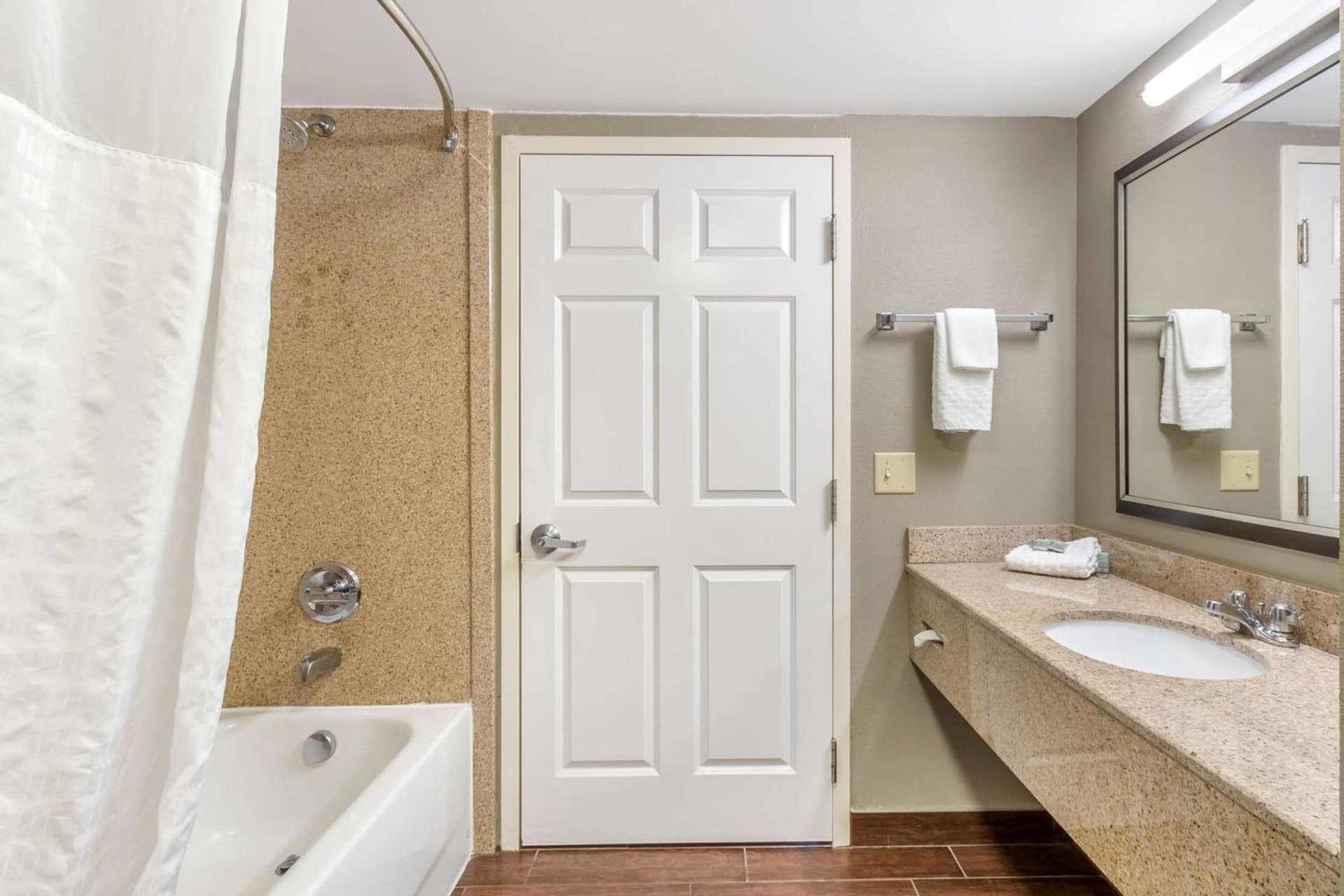 Comfort Inn & Suites North Charleston - Northwoods gallery photo in Charleston, SC — image 22