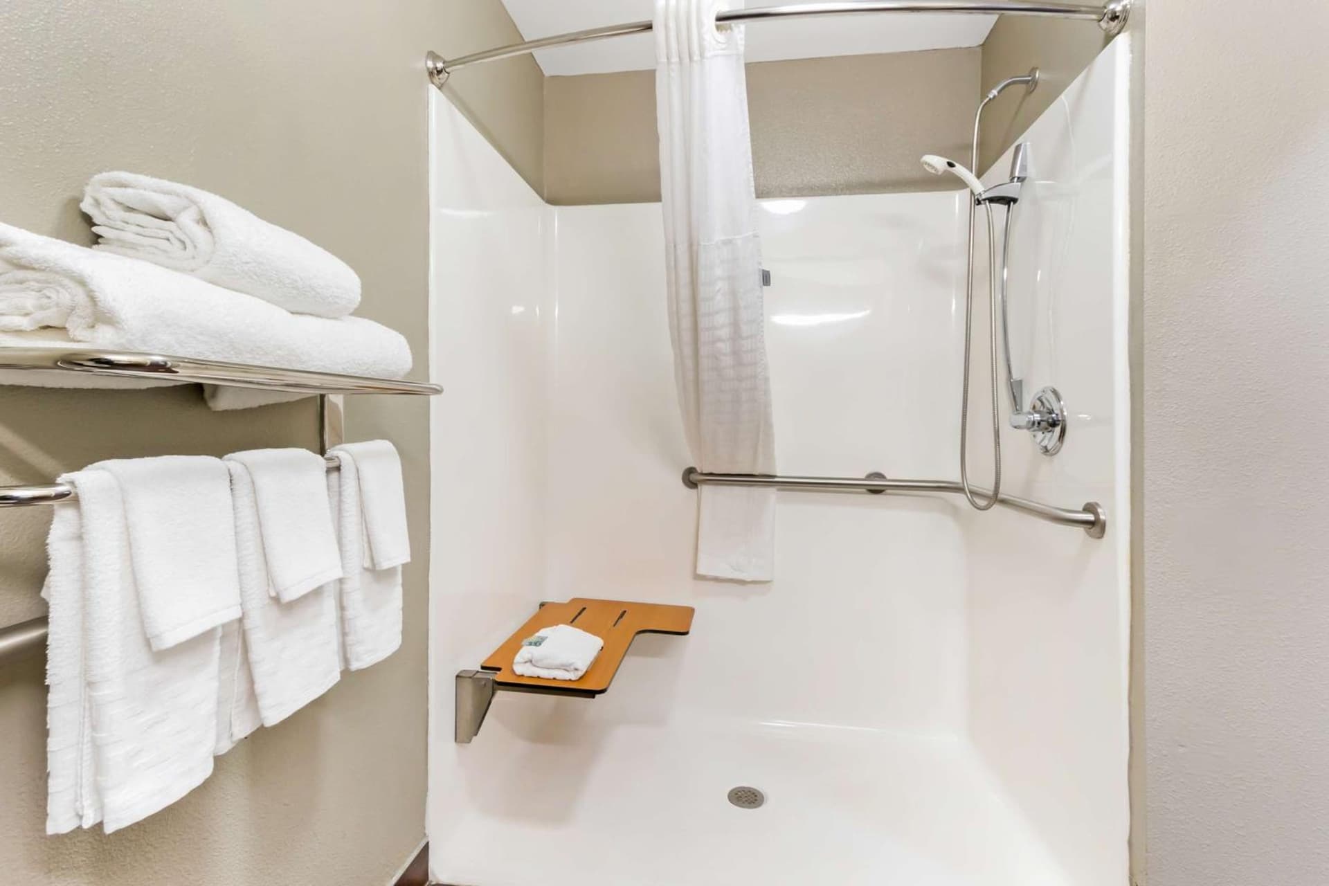 Comfort Inn & Suites North Charleston - Northwoods gallery photo in Charleston, SC — image 5