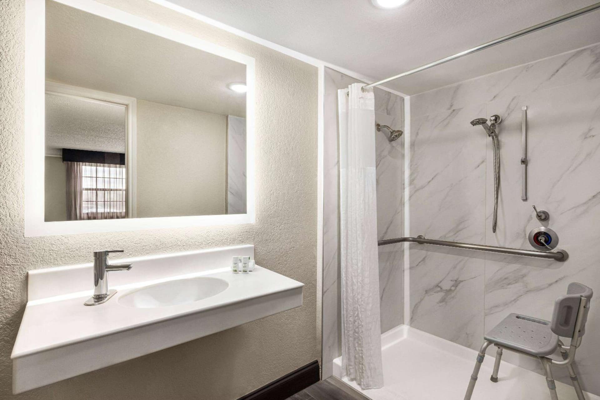 La Quinta Inn by Wyndham San Antonio I-35 N at Toepperwein gallery photo in San Antonio, TX — image 22