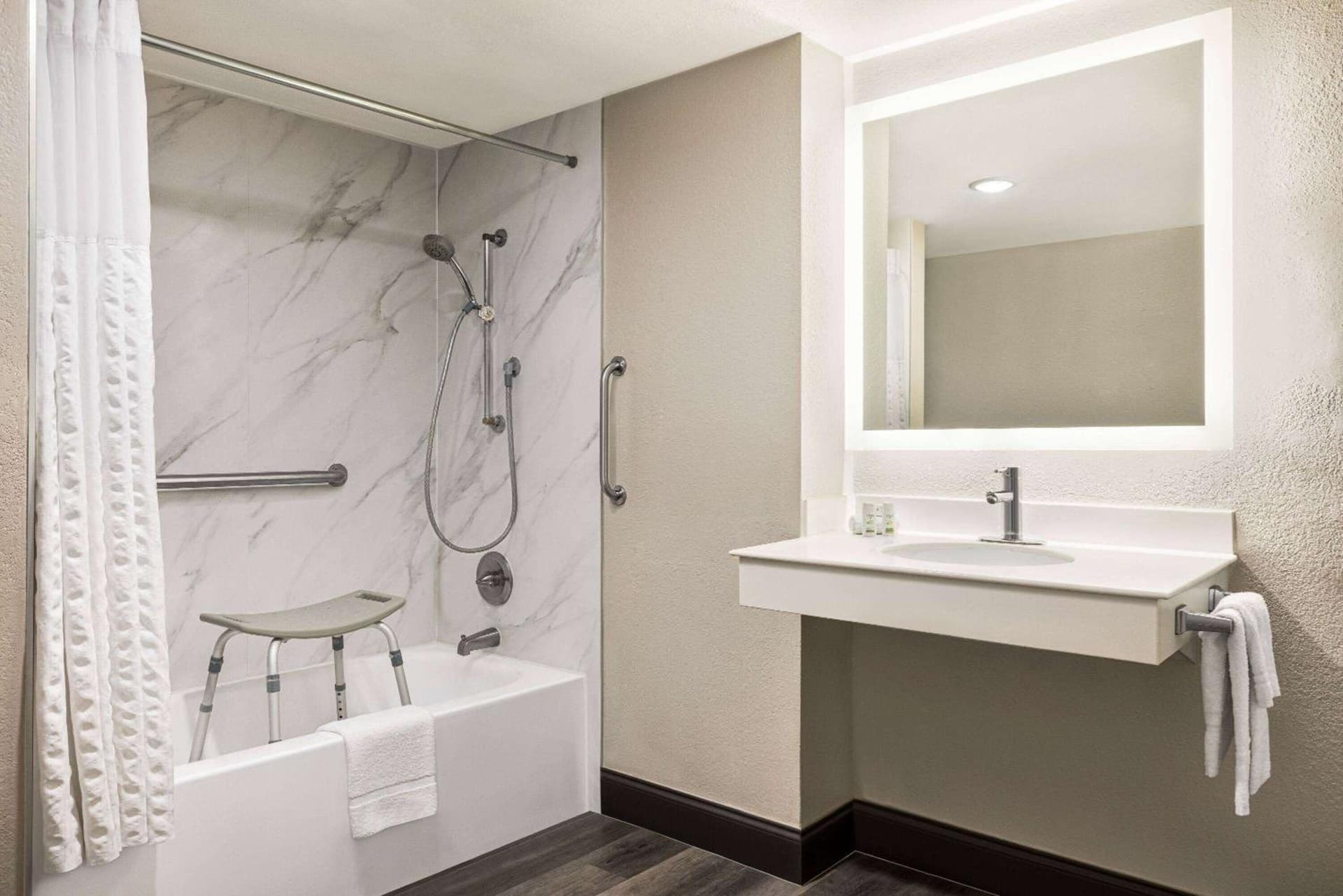 La Quinta Inn by Wyndham San Antonio I-35 N at Toepperwein property views in San Antonio, TX — gallery photo 3