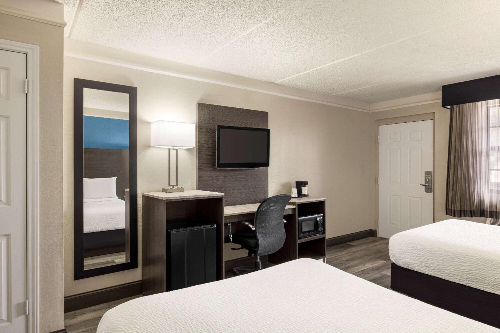 La Quinta Inn by Wyndham San Antonio I-35 N at Toepperwein interior in San Antonio, TX — gallery photo 2