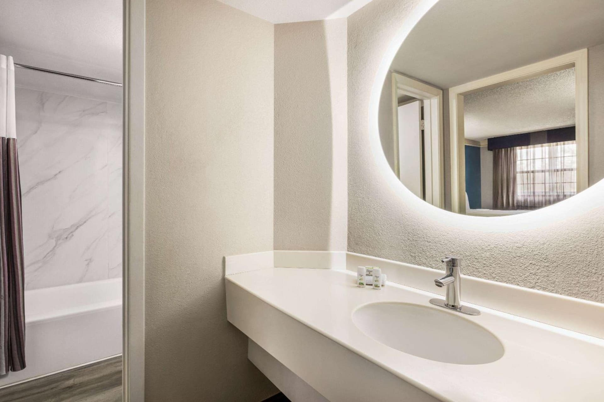 La Quinta Inn by Wyndham San Antonio I-35 N at Toepperwein gallery photo in San Antonio, TX — image 29
