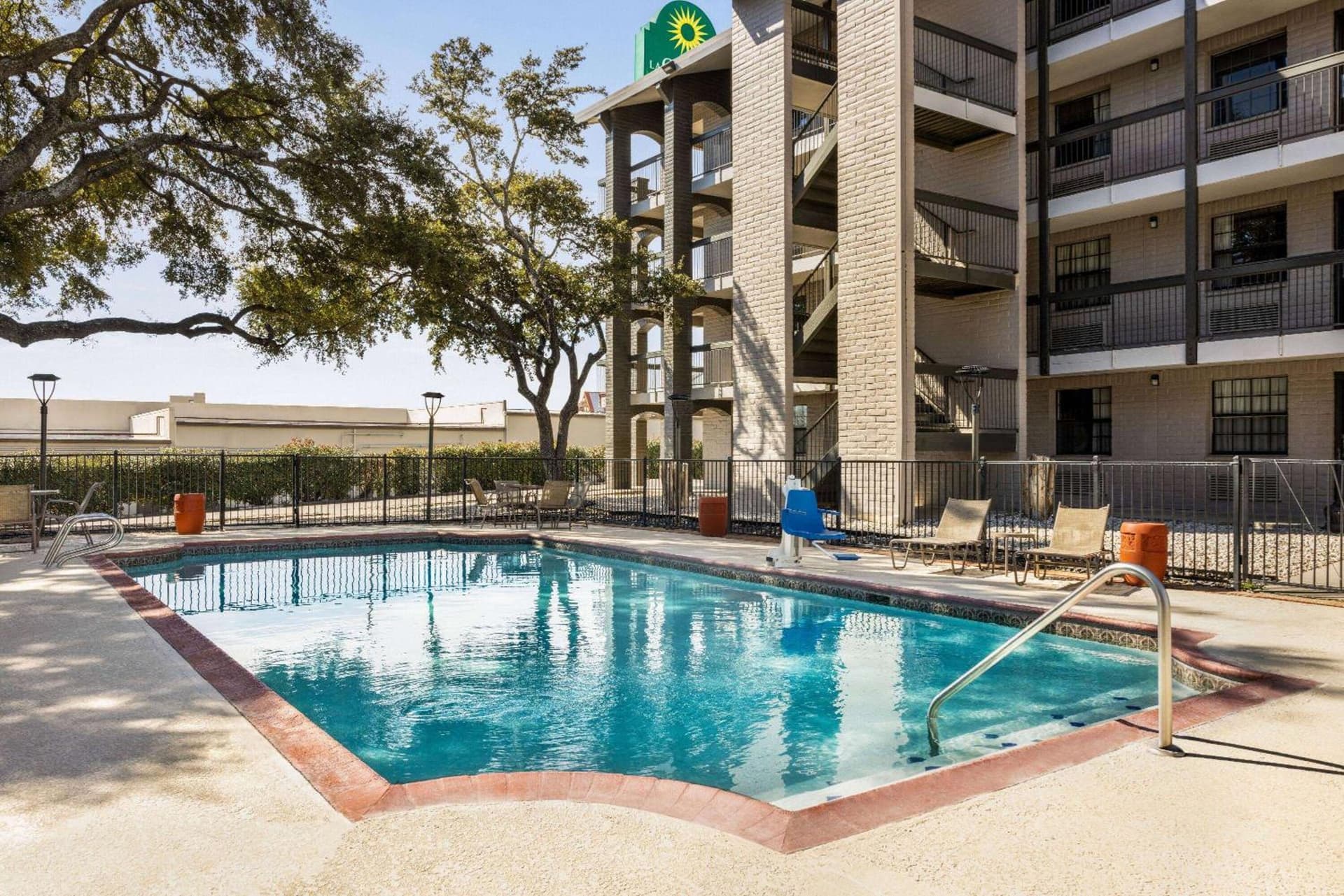La Quinta Inn by Wyndham San Antonio I-35 N at Toepperwein gallery photo in San Antonio, TX — image 11
