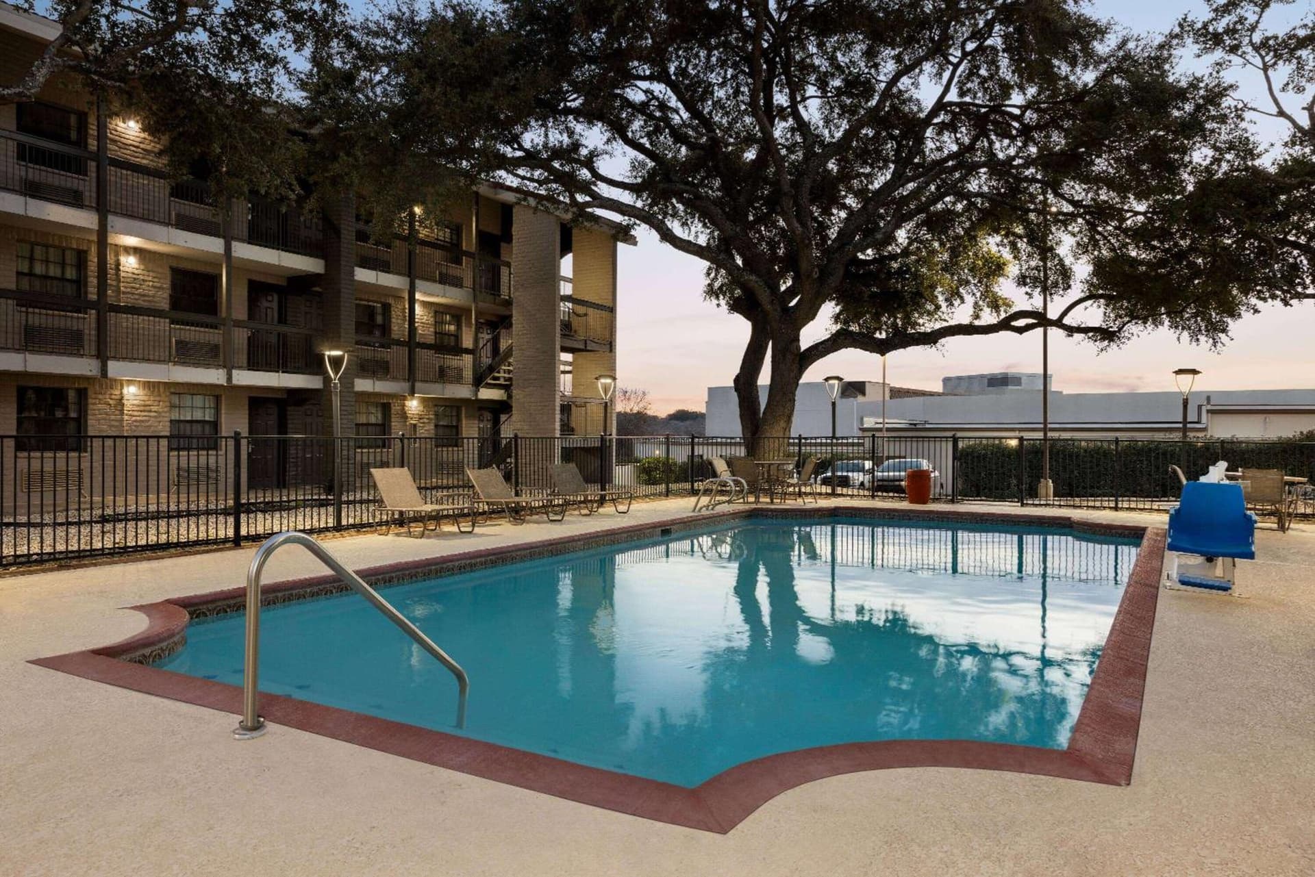 La Quinta Inn by Wyndham San Antonio I-35 N at Toepperwein gallery photo in San Antonio, TX — image 4