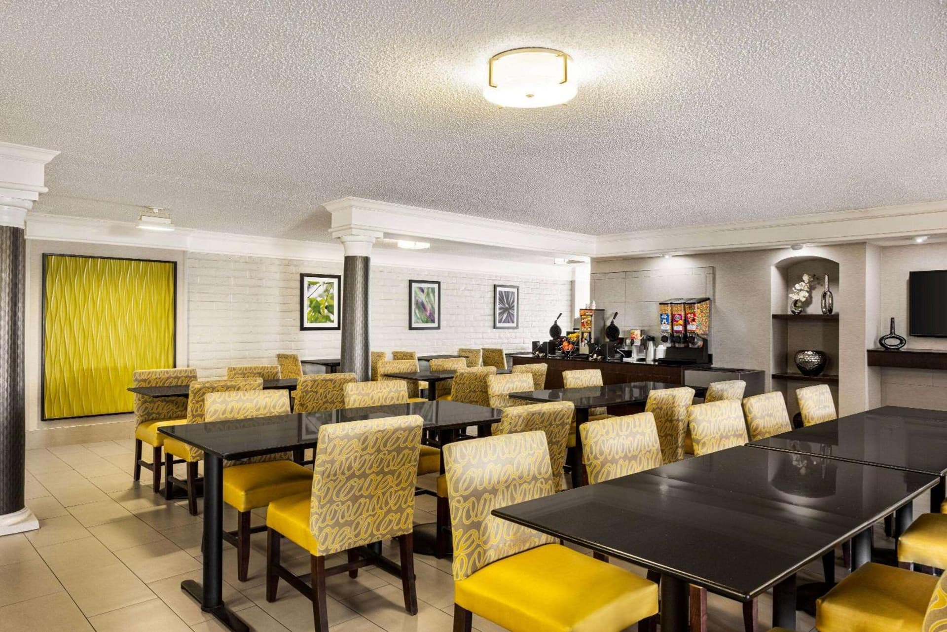La Quinta Inn by Wyndham San Antonio I-35 N at Toepperwein gallery photo in San Antonio, TX — image 8