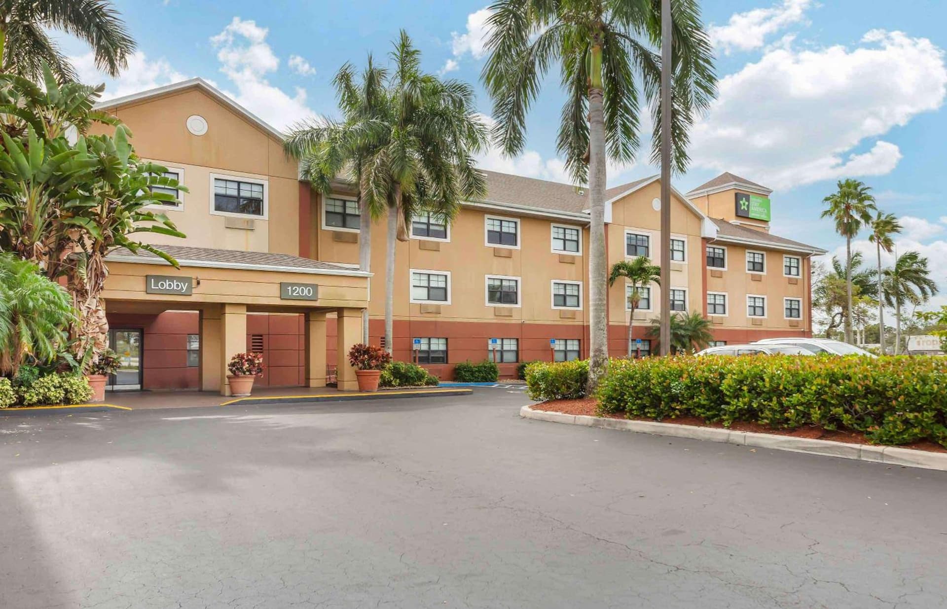 Extended Stay America Premier Suites - Fort Lauderdale - Deerfield Beach interior in Deerfield Beach, FL — gallery photo 2