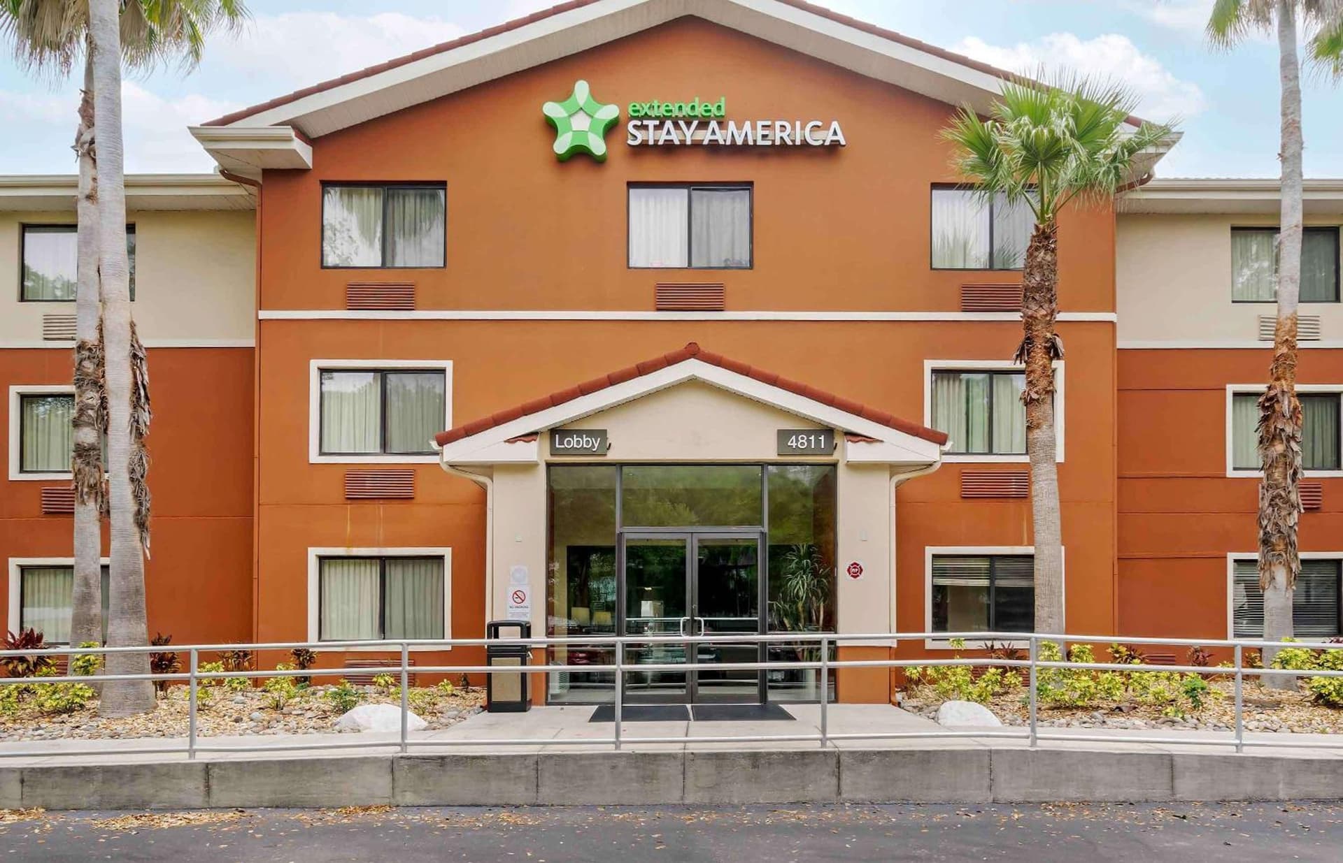 Extended Stay America Select Suites Tampa Airport Memorial Hwy interior in Tampa, FL — gallery photo 2
