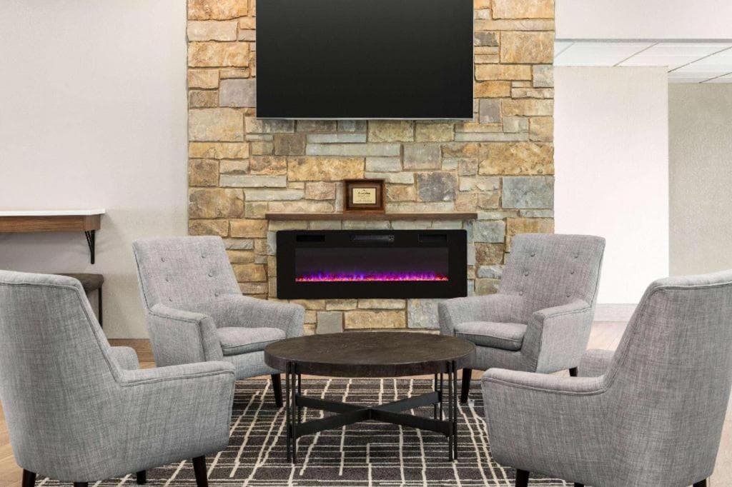 AmericInn by Wyndham La Crosse Riverfront-Conference Center gallery photo in La Crosse, WI — image 31