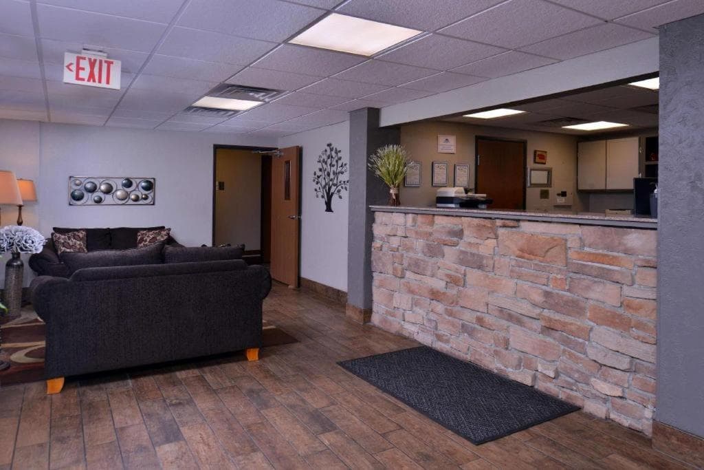 Americas Best Value Inn South Sioux City property views in Lake Village Trailer Court — gallery photo 3