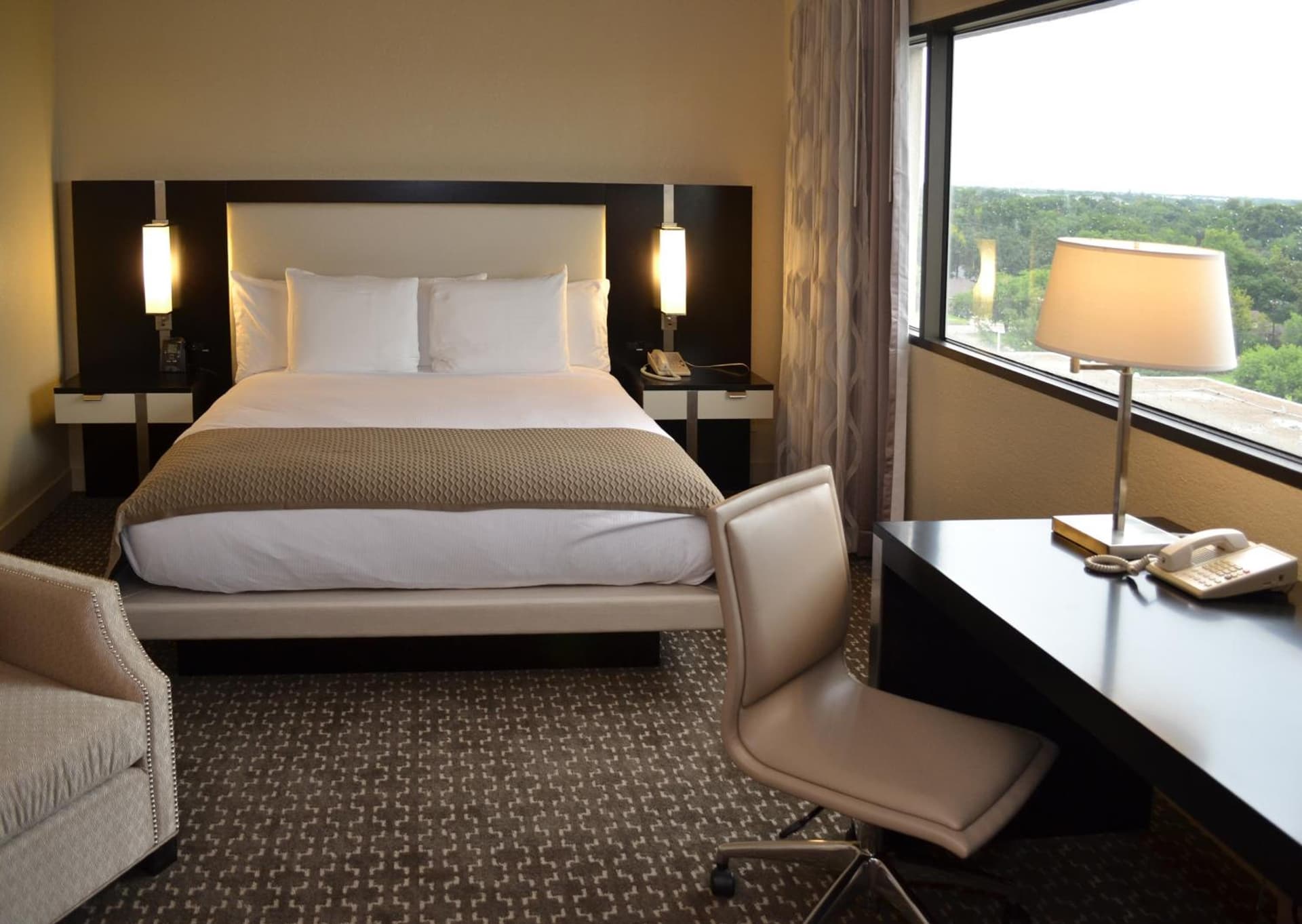 DoubleTree by Hilton Hotel Houston Hobby Airport interior in Houston, TX — gallery photo 2