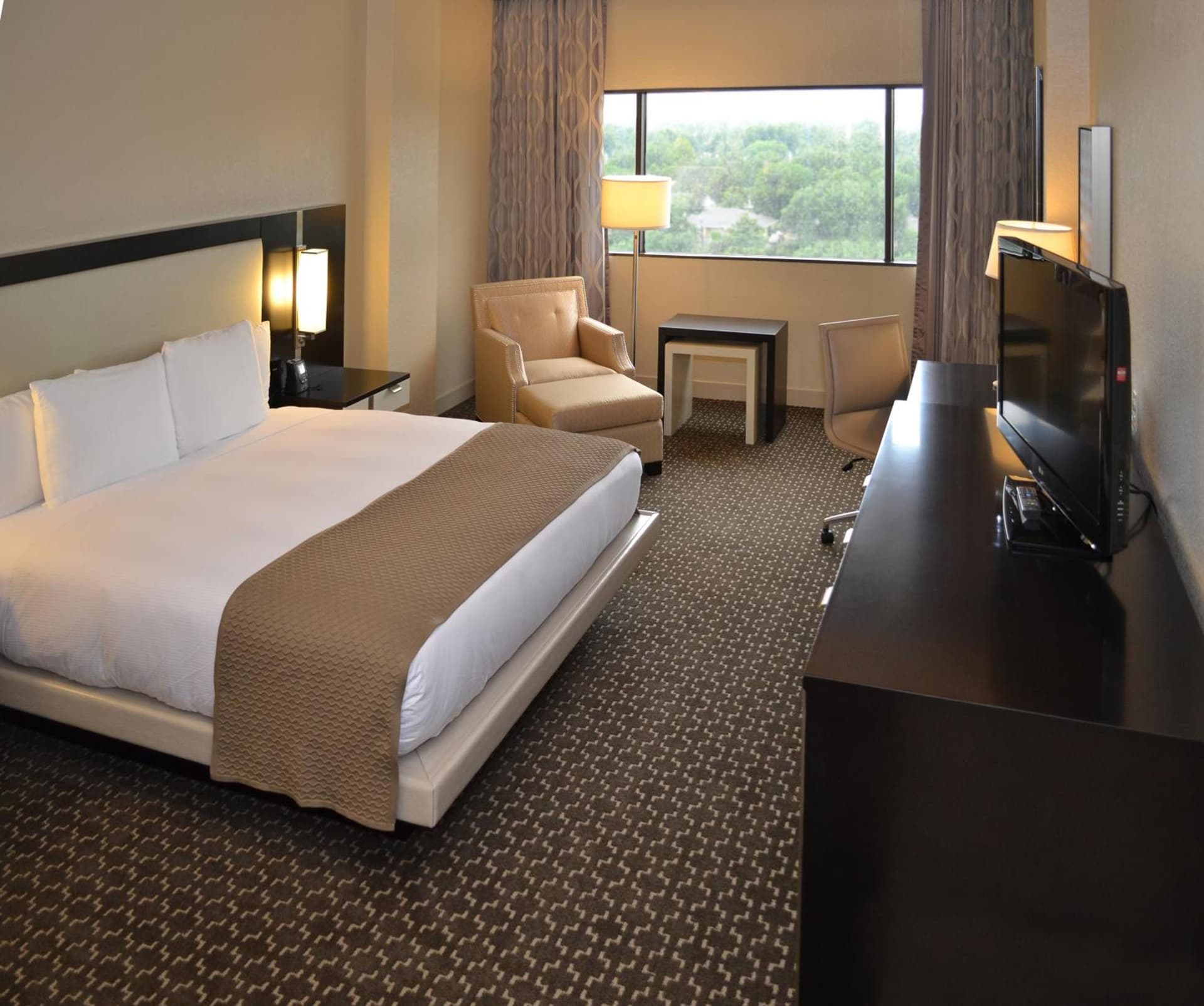 DoubleTree by Hilton Hotel Houston Hobby Airport gallery photo in Houston, TX — image 5