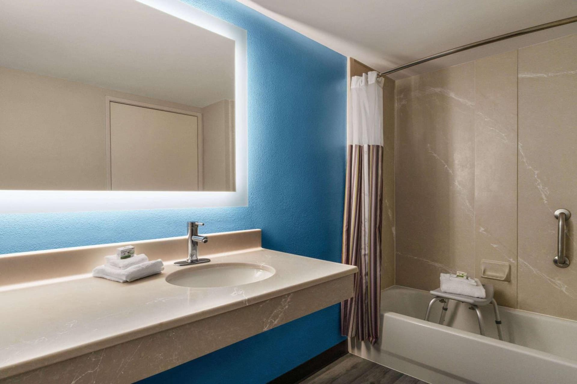 La Quinta by Wyndham Madison American Center gallery photo in Madison, WI — image 13