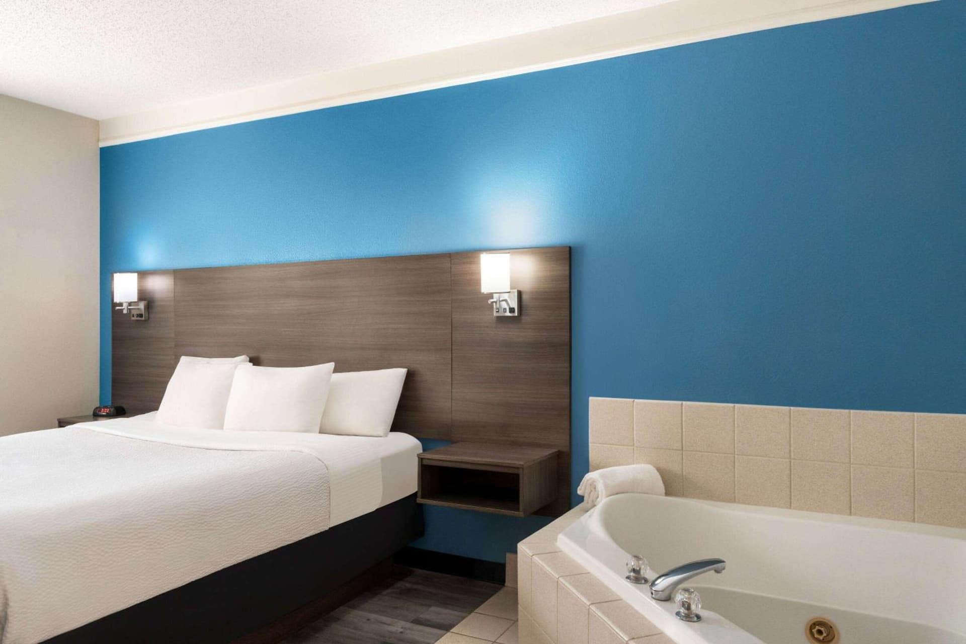 La Quinta by Wyndham Madison American Center gallery photo in Madison, WI — image 4
