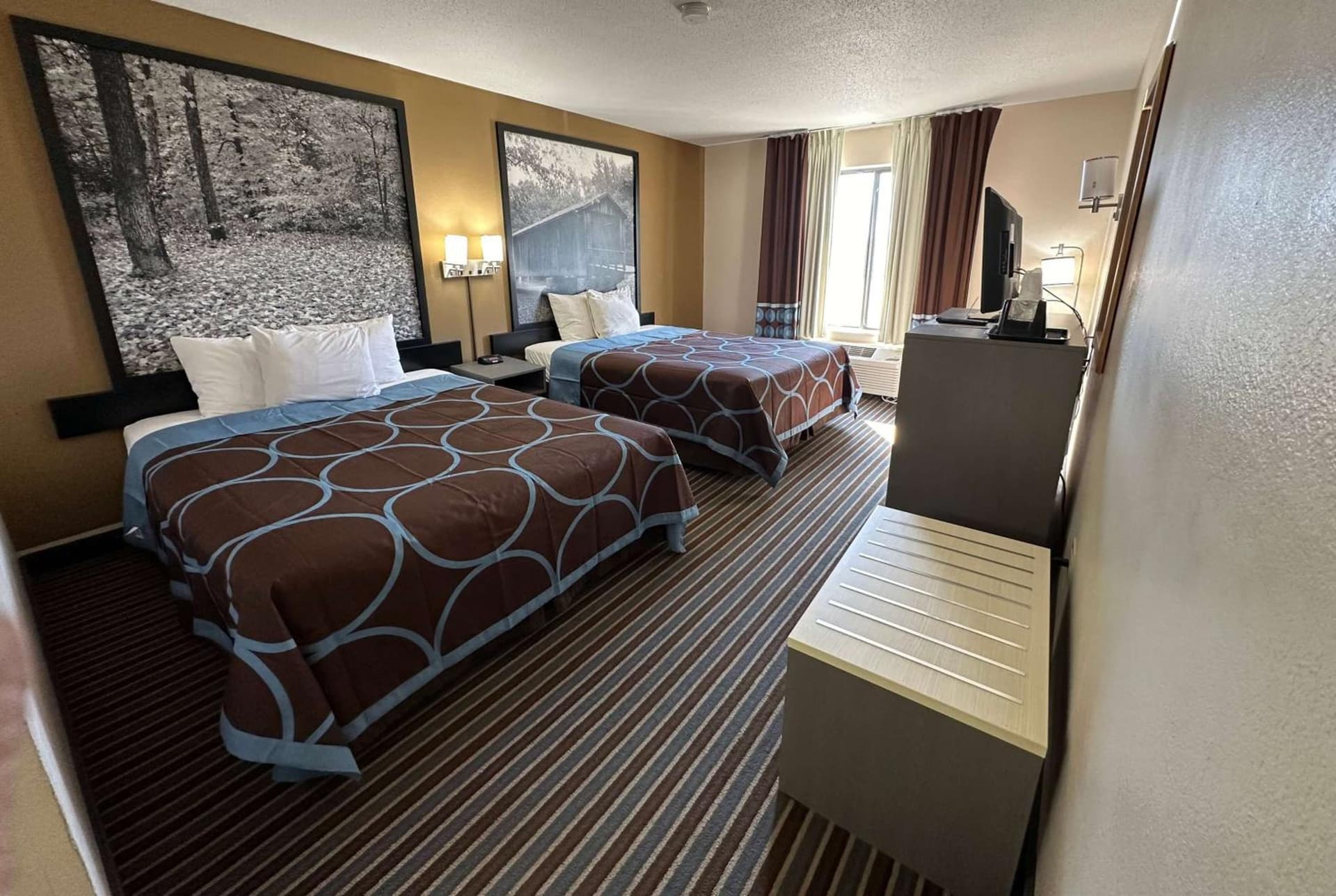 Super 8 by Wyndham Columbia Clark Lane interior in Columbia, MO — gallery photo 2