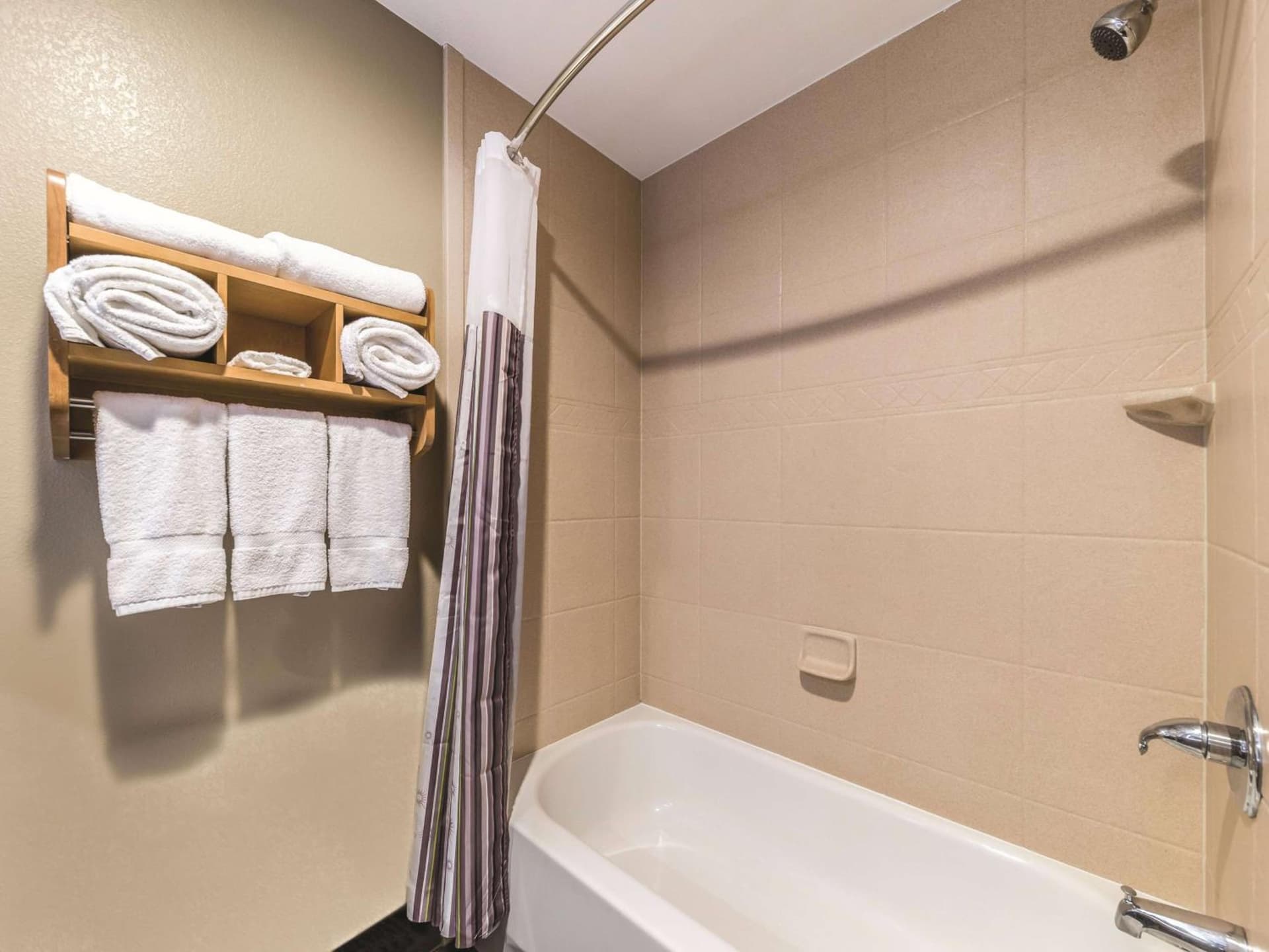 La Quinta by Wyndham Tulsa - Catoosa interior in Catoosa, OK — gallery photo 2