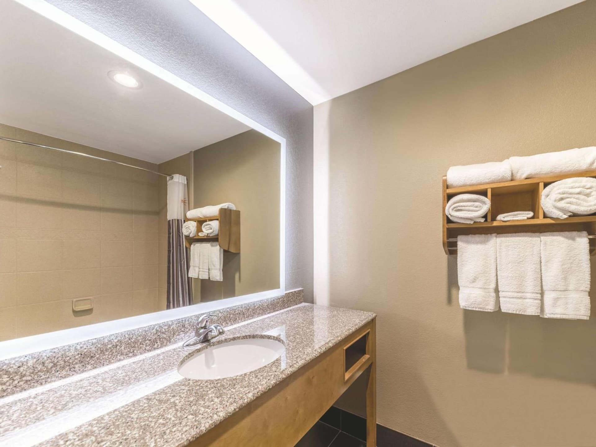 La Quinta by Wyndham Tulsa - Catoosa gallery photo in Catoosa, OK — image 27