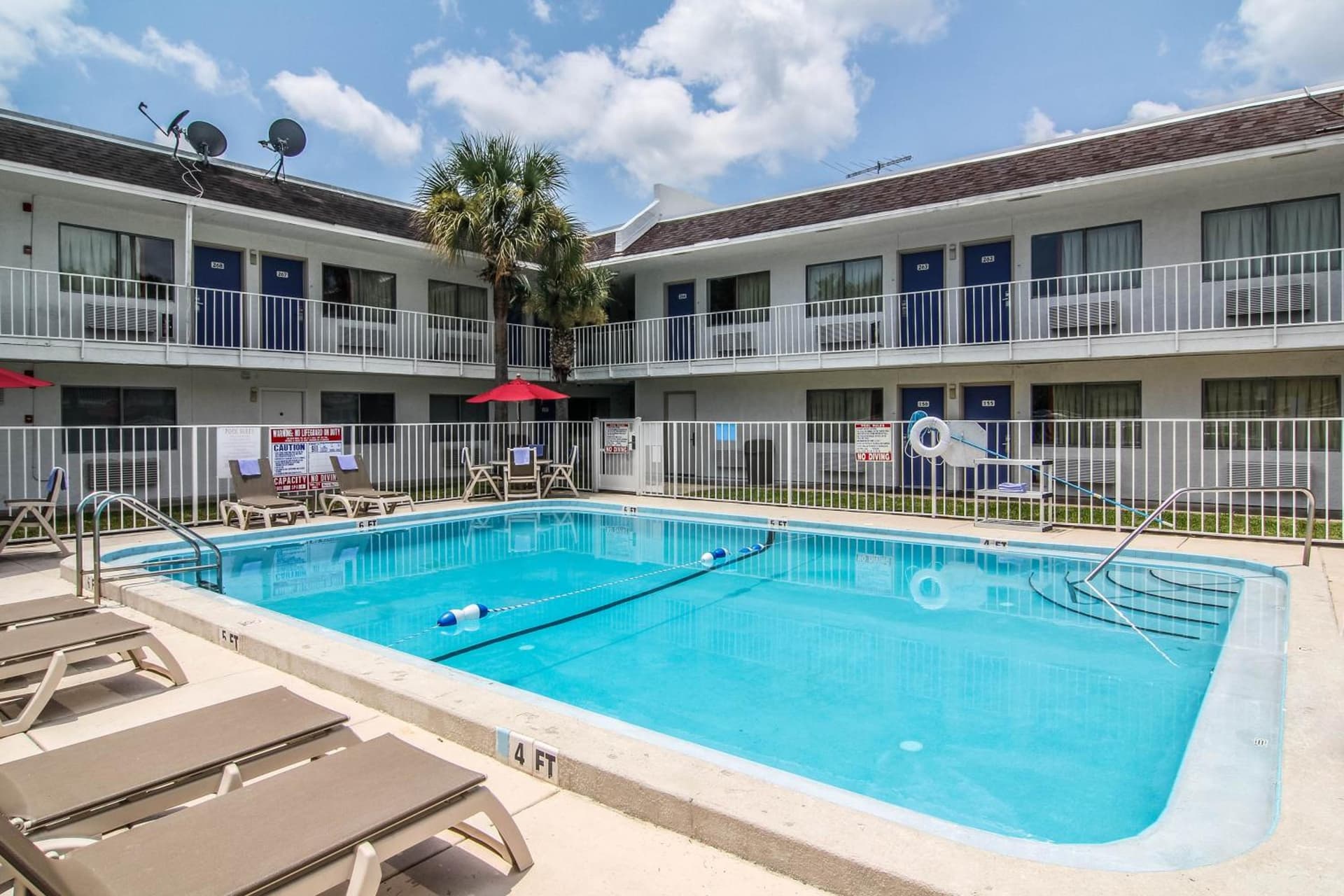 Motel 6-Jacksonville, FL - Orange Park interior in Jacksonville, FL — gallery photo 2