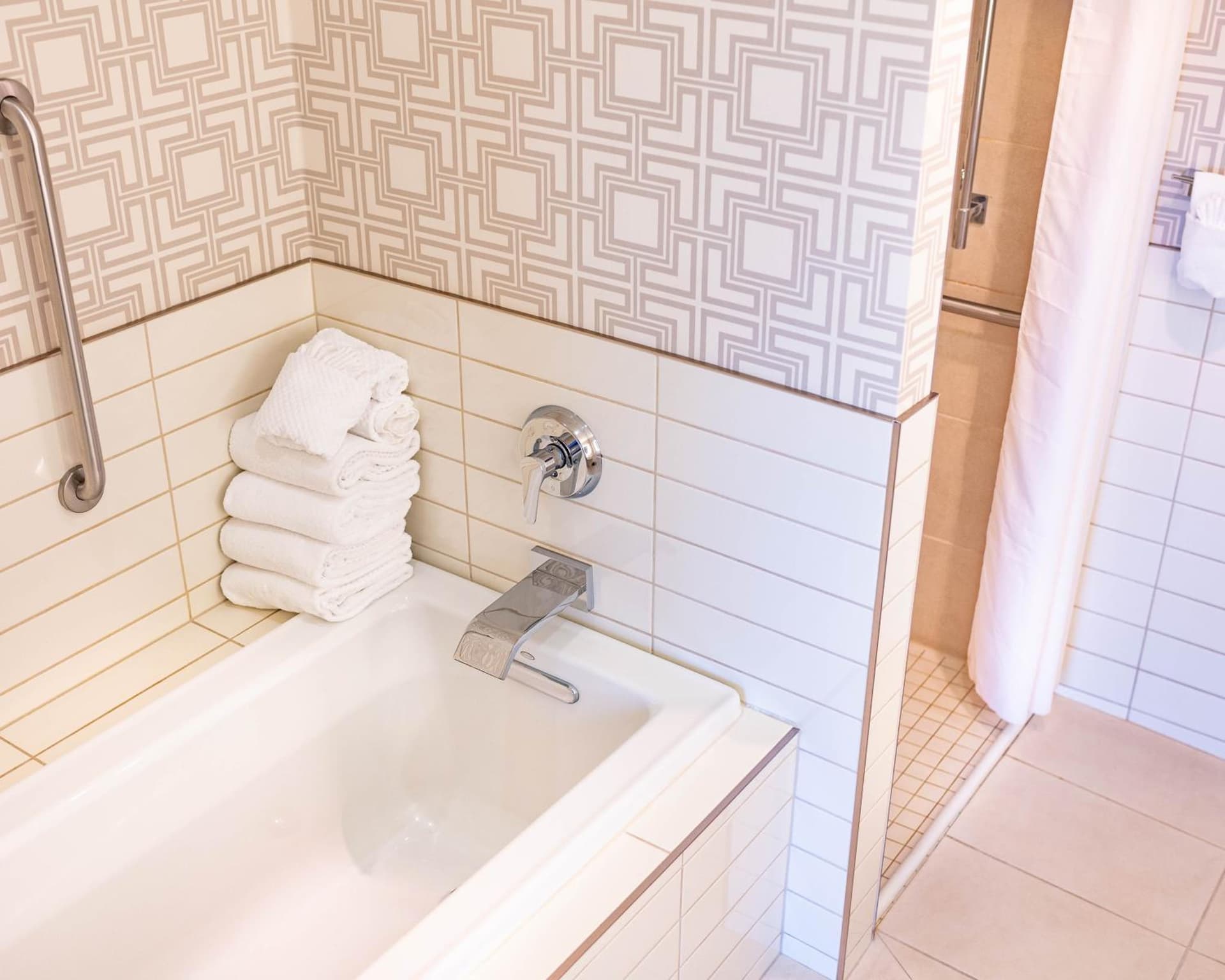 The Lismore Hotel Eau Claire - a DoubleTree by Hilton gallery photo in Eau Claire, WI — image 27