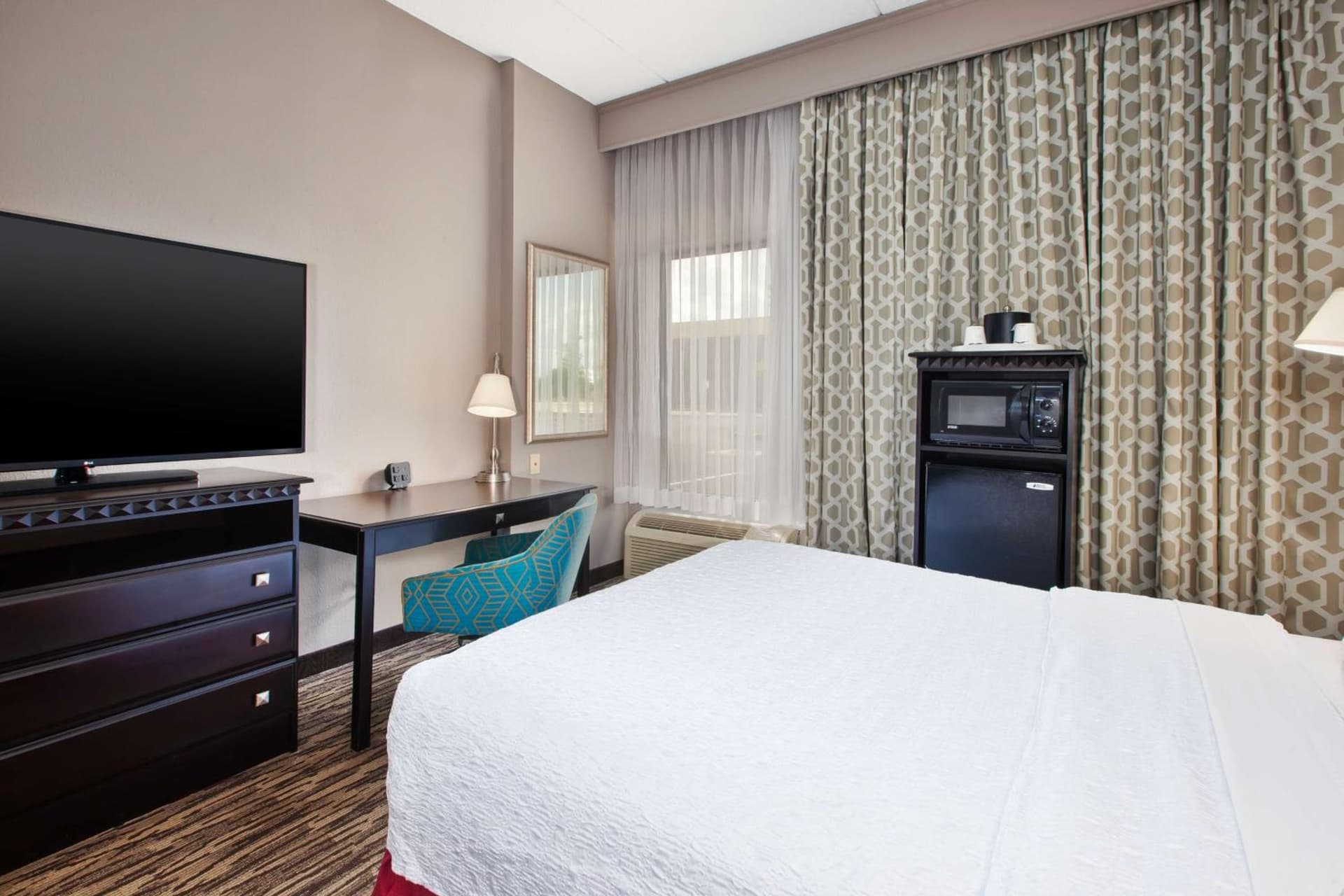 Hampton Inn & Suites Cleveland-Airport/Middleburg Heights gallery photo in Middleburg Heights, OH — image 9