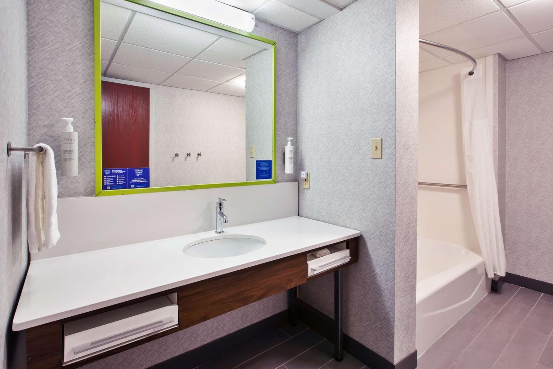 Hampton Inn & Suites Cleveland-Airport/Middleburg Heights gallery photo in Middleburg Heights, OH — image 57