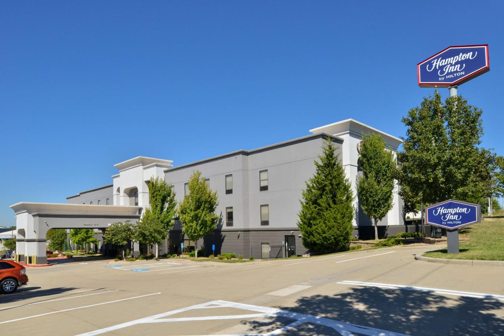 Hampton Inn Kansas City Northeast featured exterior or lobby in Kansas City, MO — similar hotel