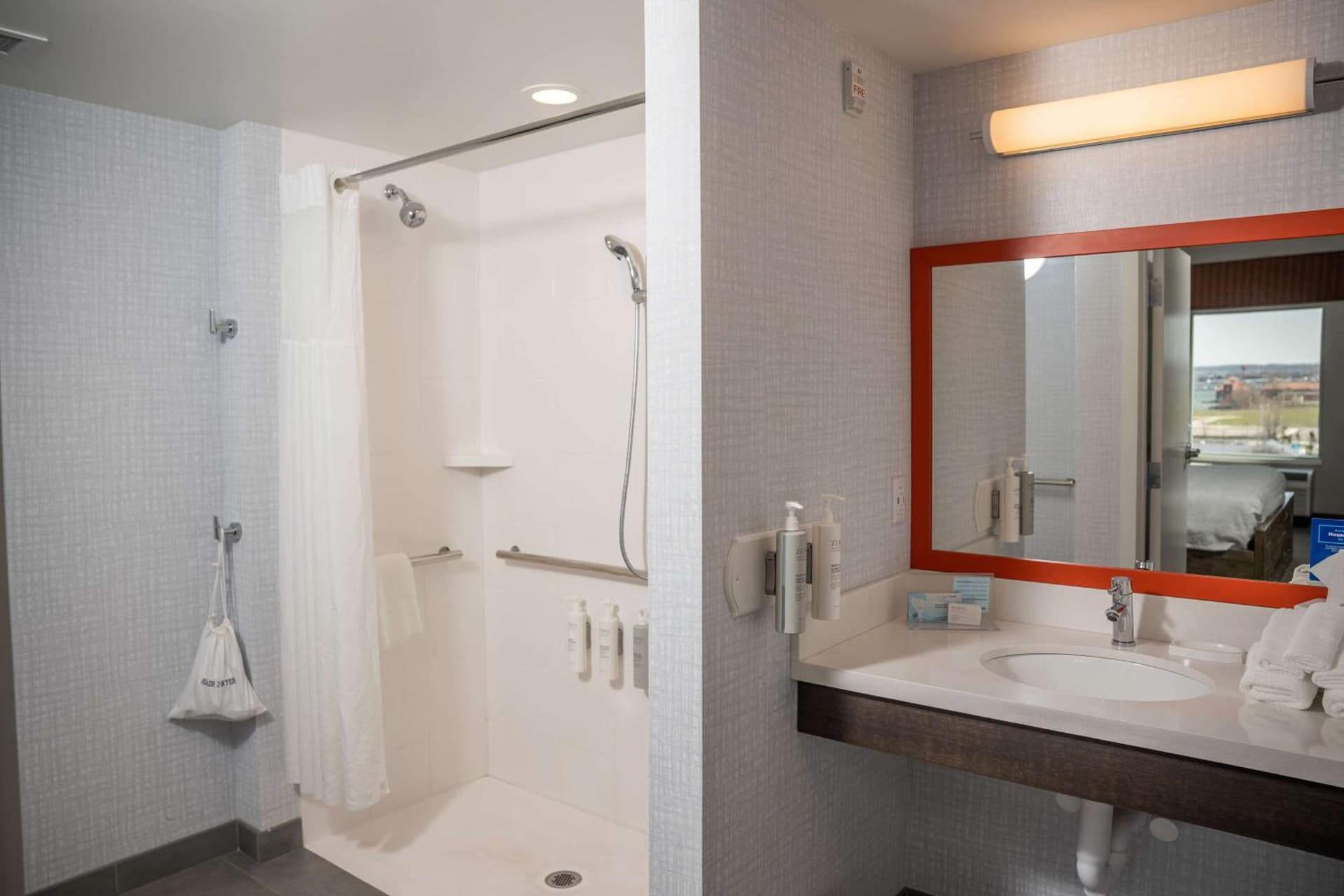 Hampton Inn & Suites Erie Bayfront interior in Erie, PA — gallery photo 2