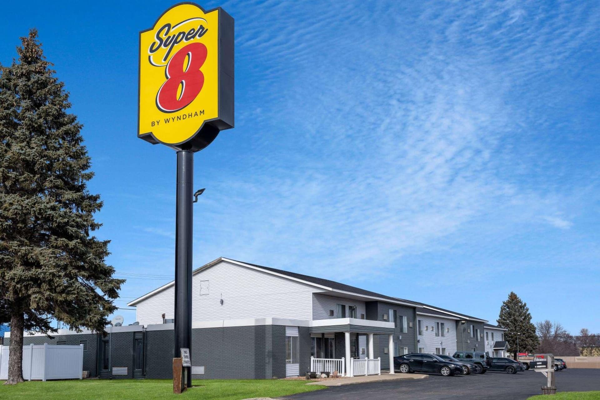 Super 8 by Wyndham Owatonna interior in Owatonna, MN — gallery photo 2