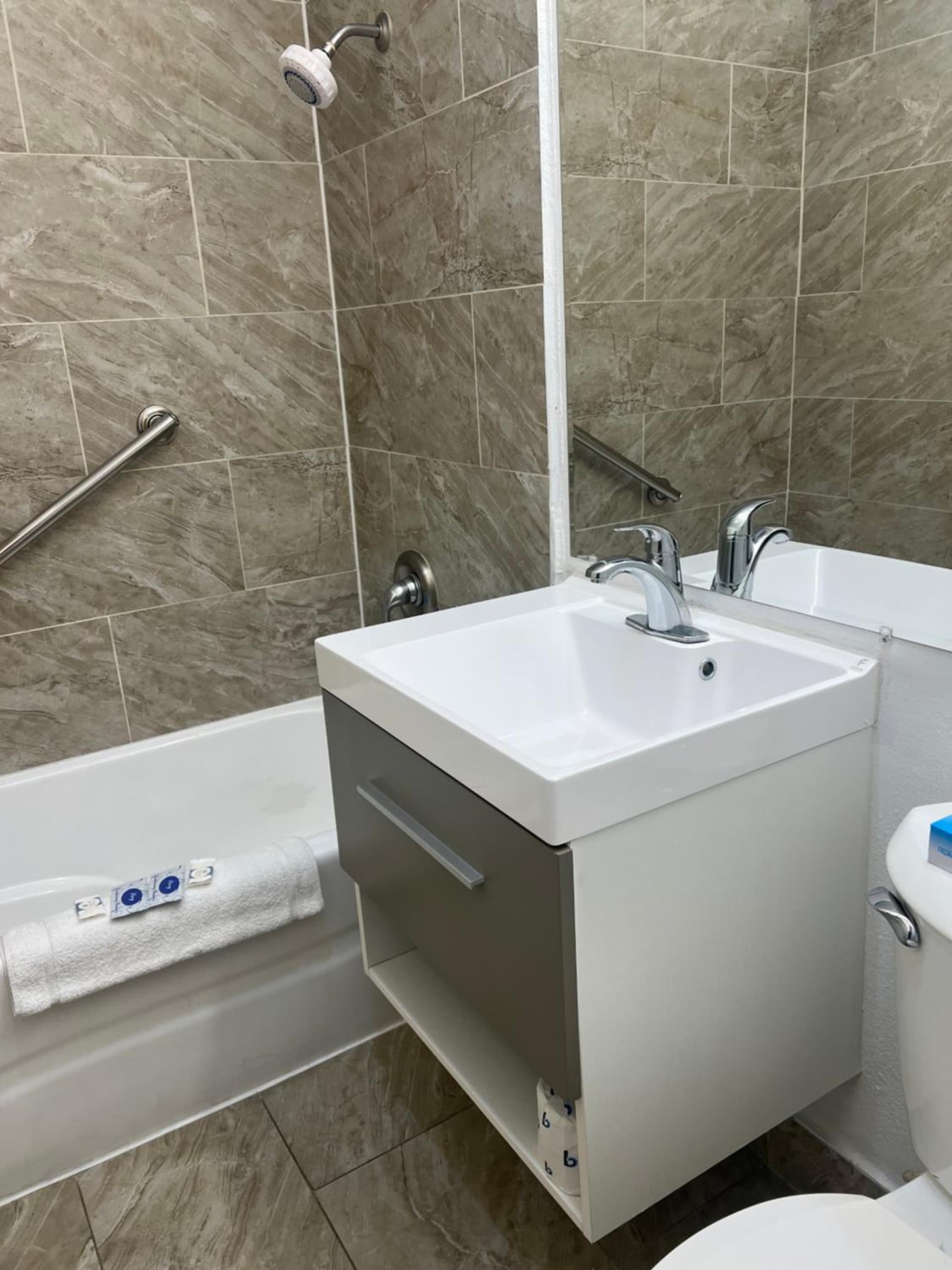 Days Inn by Wyndham Chico interior in Chico, CA — gallery photo 2
